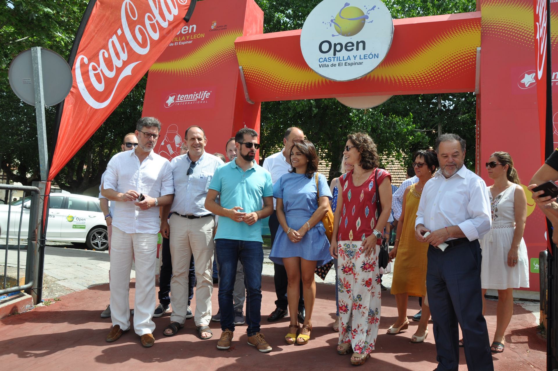 El líder del PSOE en Castilla y León, Luis Tudanca asiste al Open de El Espinar junto a la alcaldesa de la localidad.
