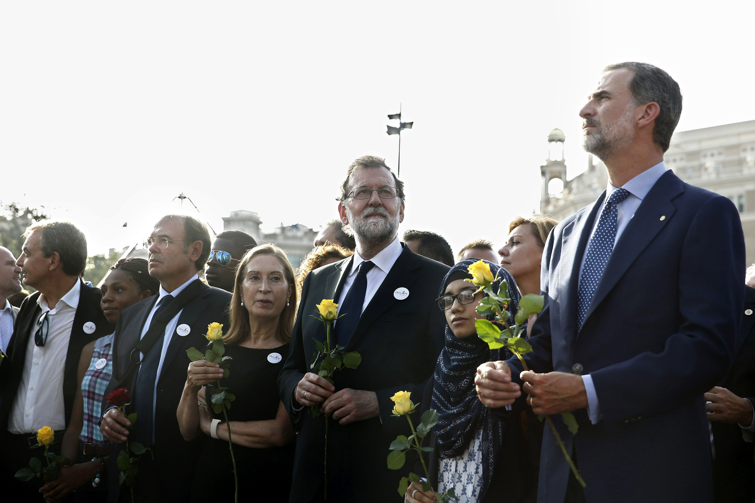 El Rey Felipe (dcha), en el homenaje a las víctimas del atentado, celebrado en Barcelona el 26 de agosto del pasado año.