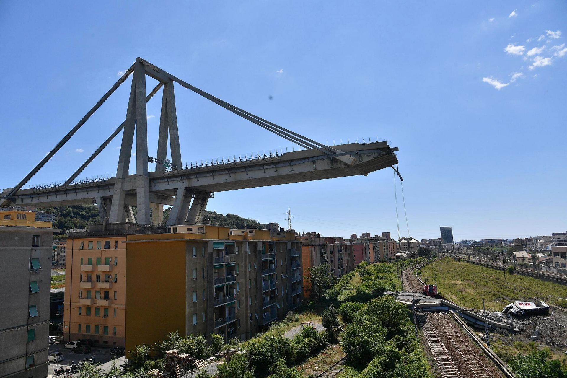 Vista de los restos del puente Morandi en la ciudad italiana de Génova.