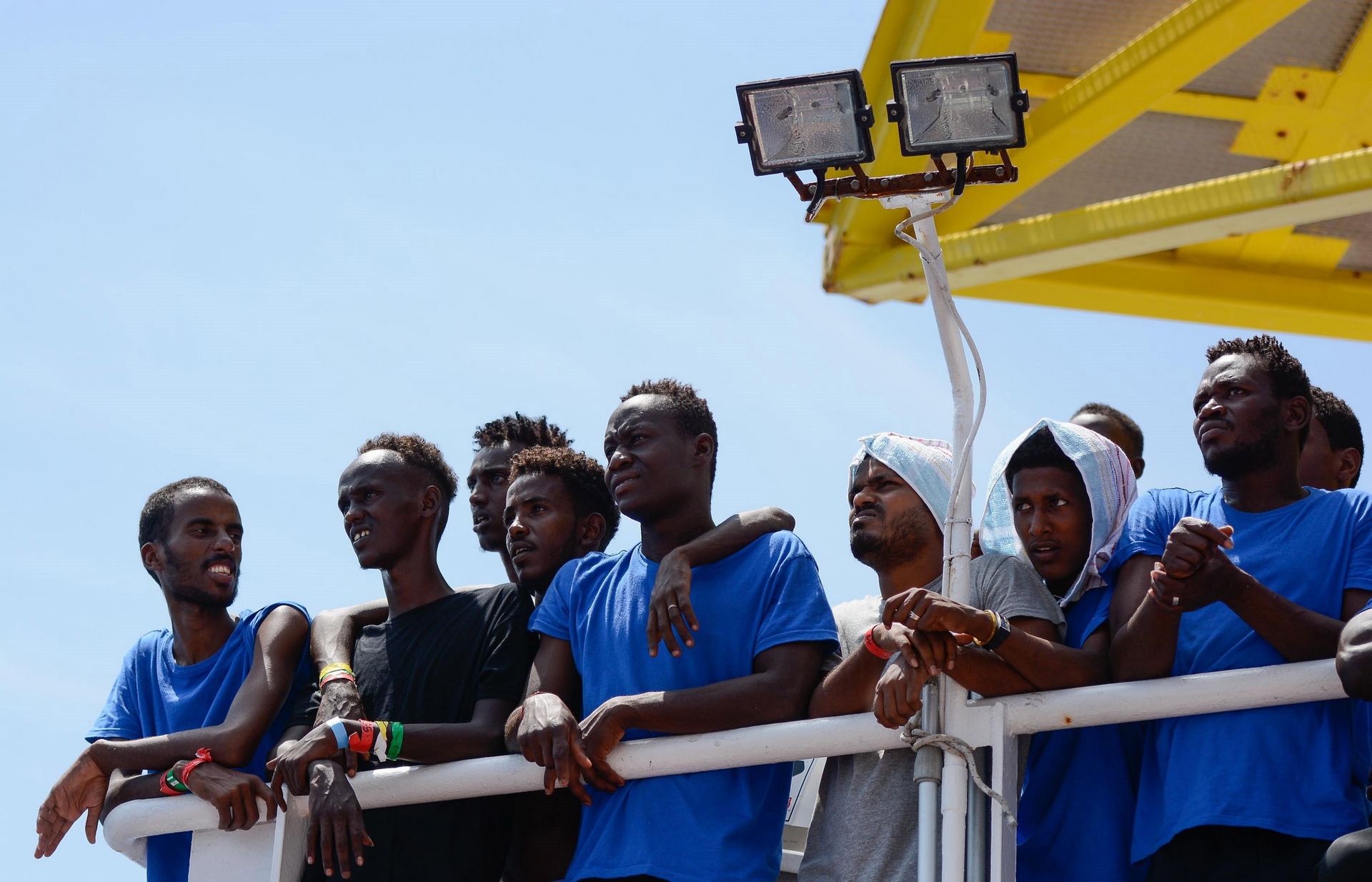 Varios migrantes rescatados por las ONG SOS Mediterranée y Médicos Sin Fronteras viajan a bordo del ‘Aquarius’.