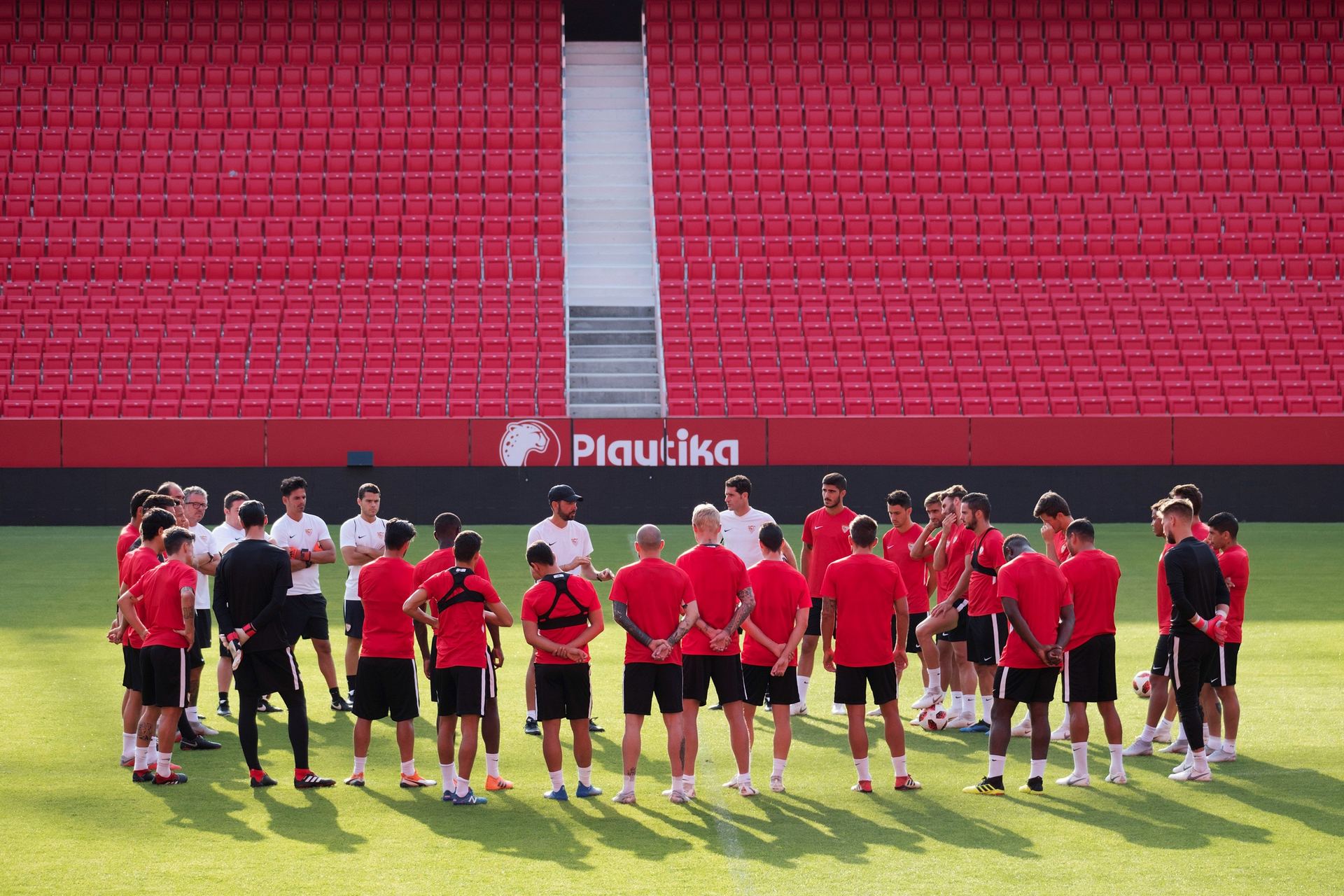 Los jugadores del Sevilla durante el entrenamiento previo al partido contra el Zalgiris en la Liga Europa.