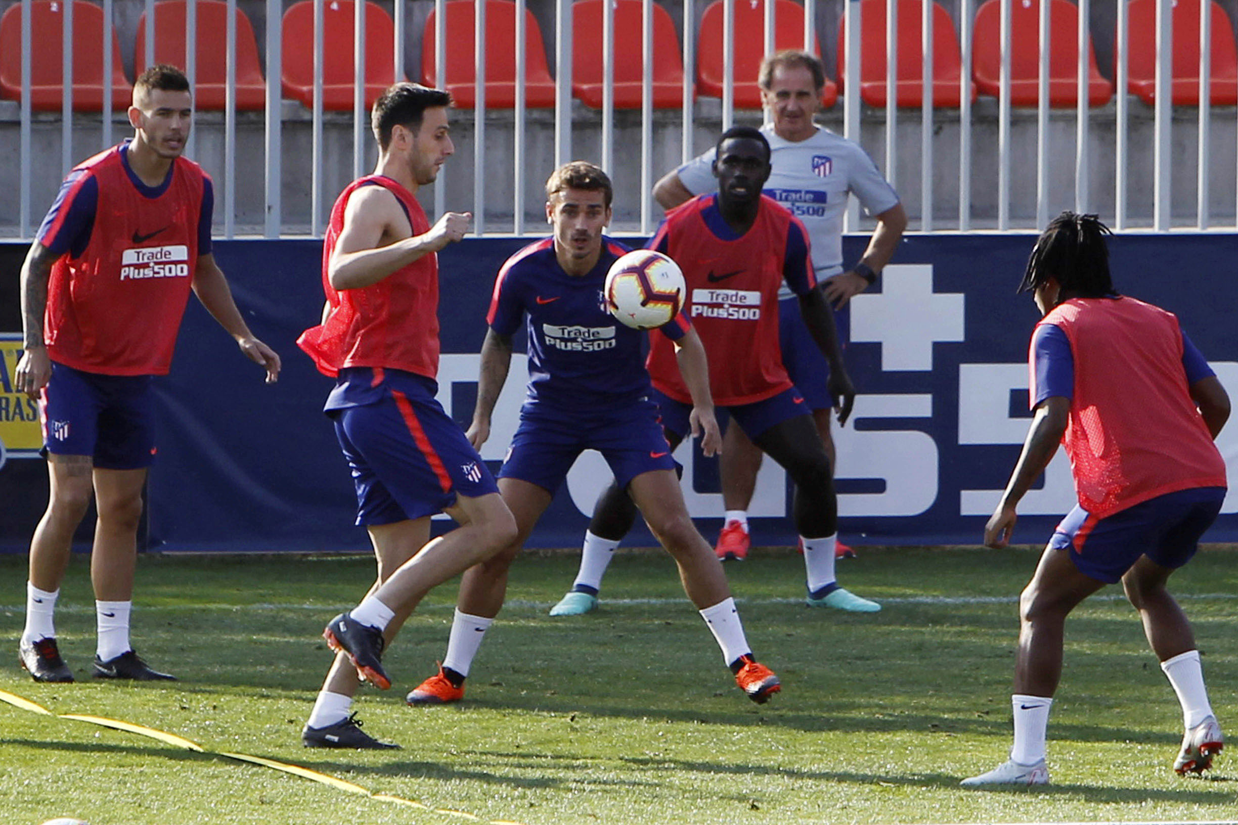 Los jugadores del Atlético de Madrid, en el último entrenamiento antes de visitar al Celta en Balaídos.