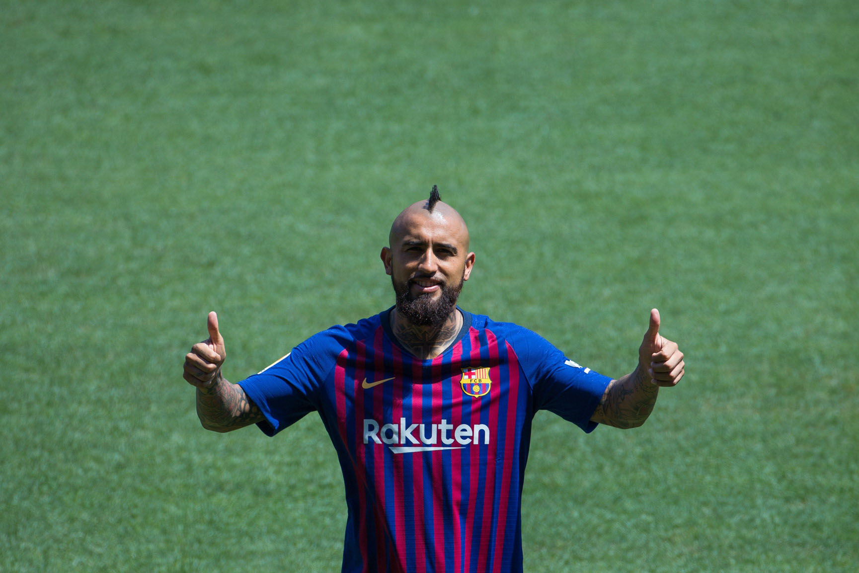 El centrocampista chileno Arturo Vidal, en su presentación como nuevo jugador del FC Barcelona en el césped del Camp Nou.