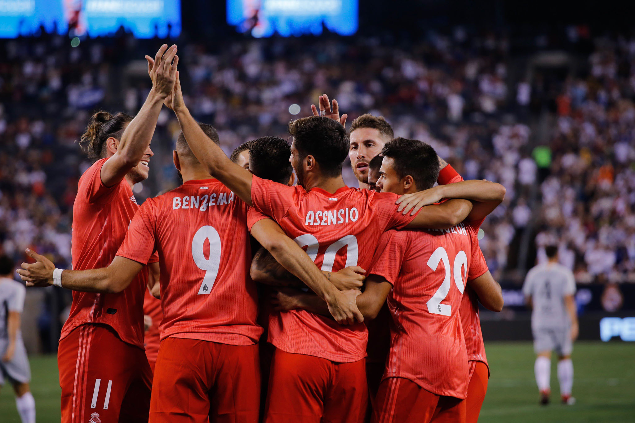Los jugadores del Real Madrid celebran un gol en el último amistoso ante la Roma.