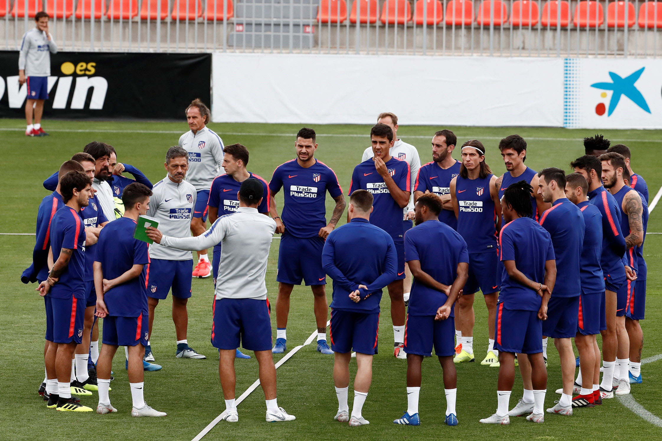 Simeone da órdenes a sus jugadores en el entrenamiento de ayer.
