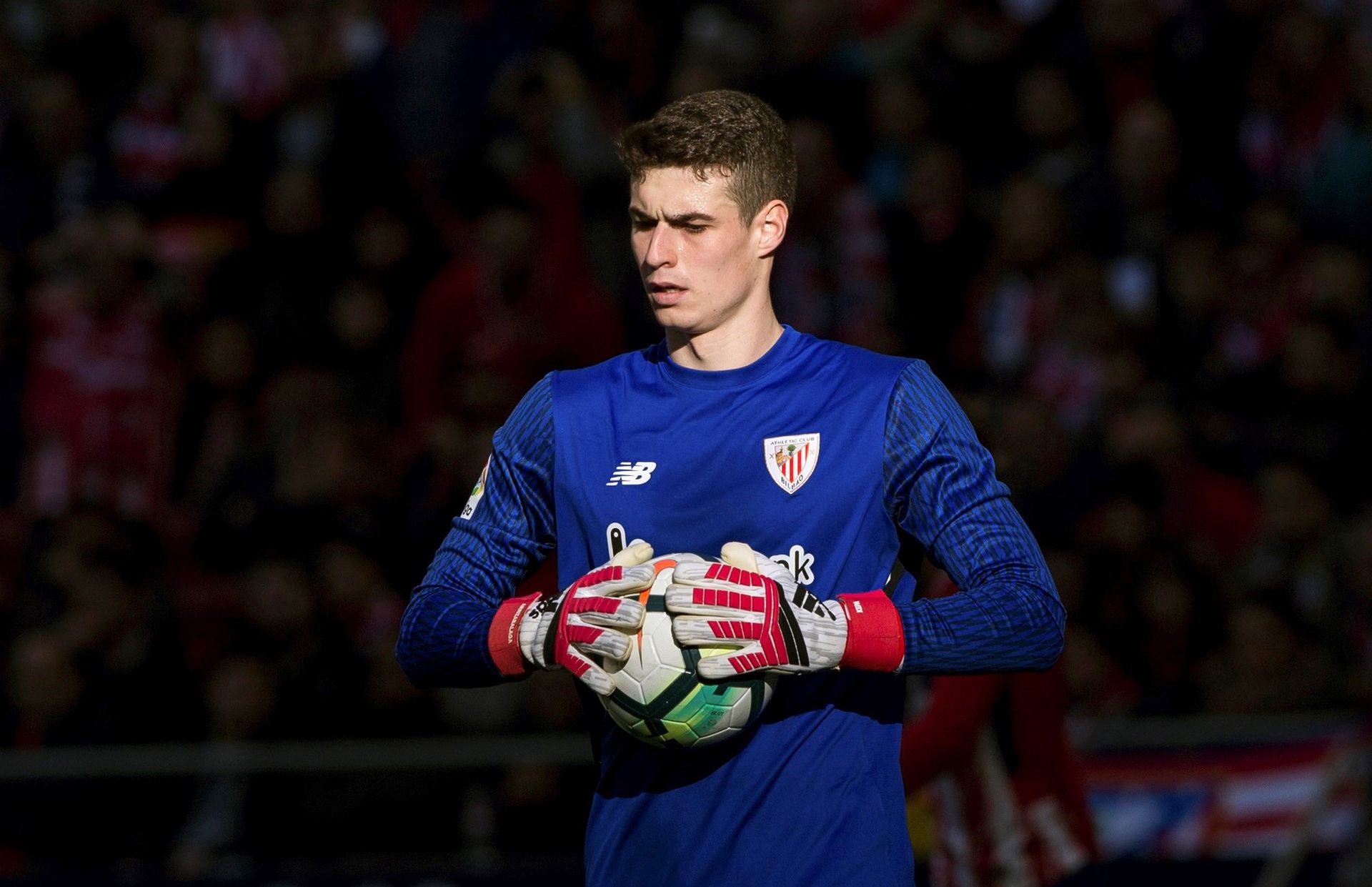 El exportero del Athletic Club de Bilbao Kepa Arrizabalaga ataja un balón durante un partido con el equipo vizcaíno.