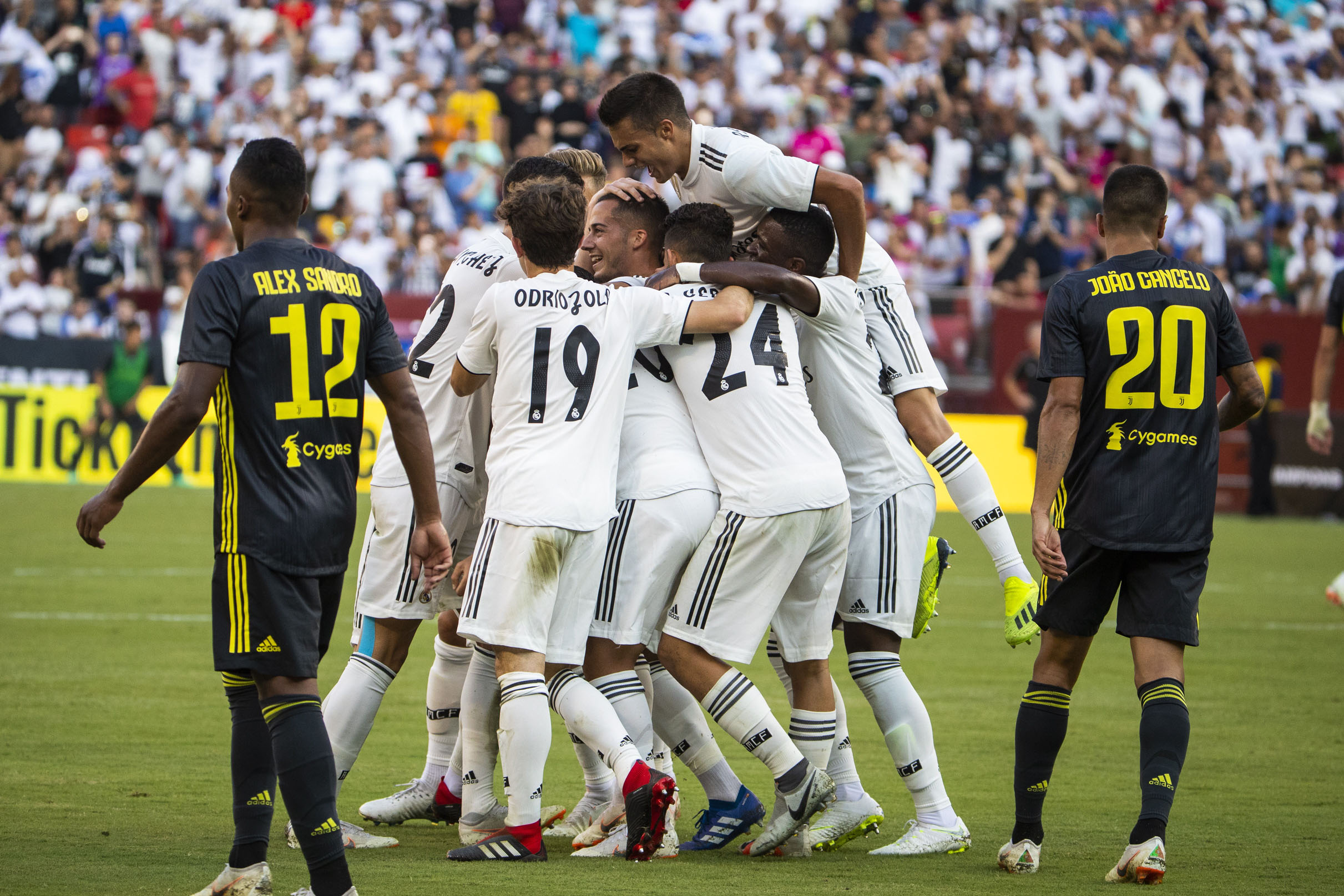 Los jugadores del Real Madrid celebran uno de los dos goles de Asensio.