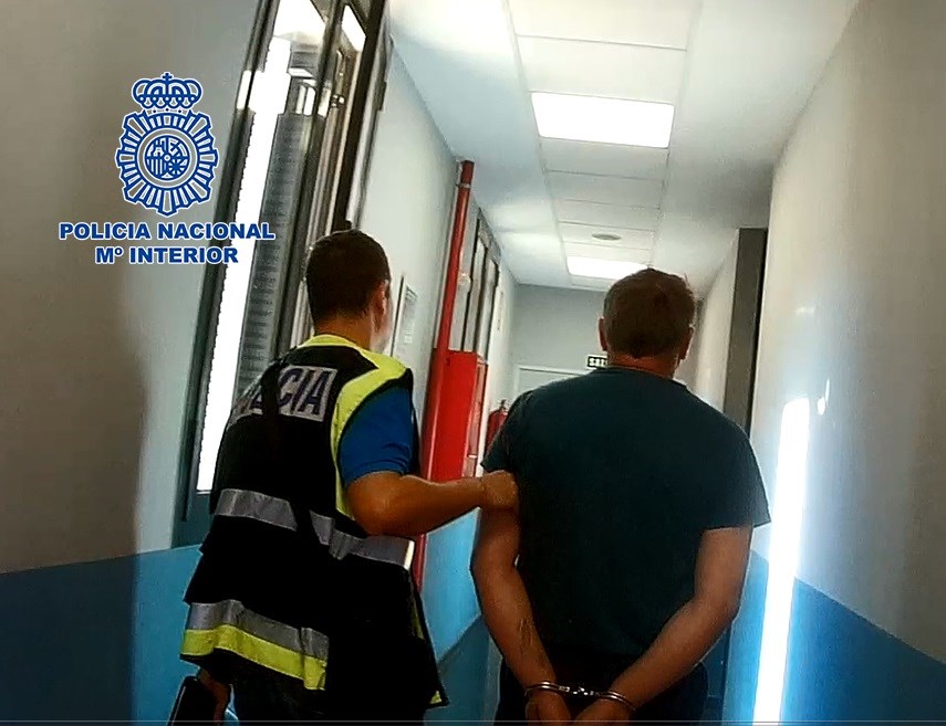 El detenido intercambiaba el material pornográfico obtenido por otro similar a través de su teléfono móvil.