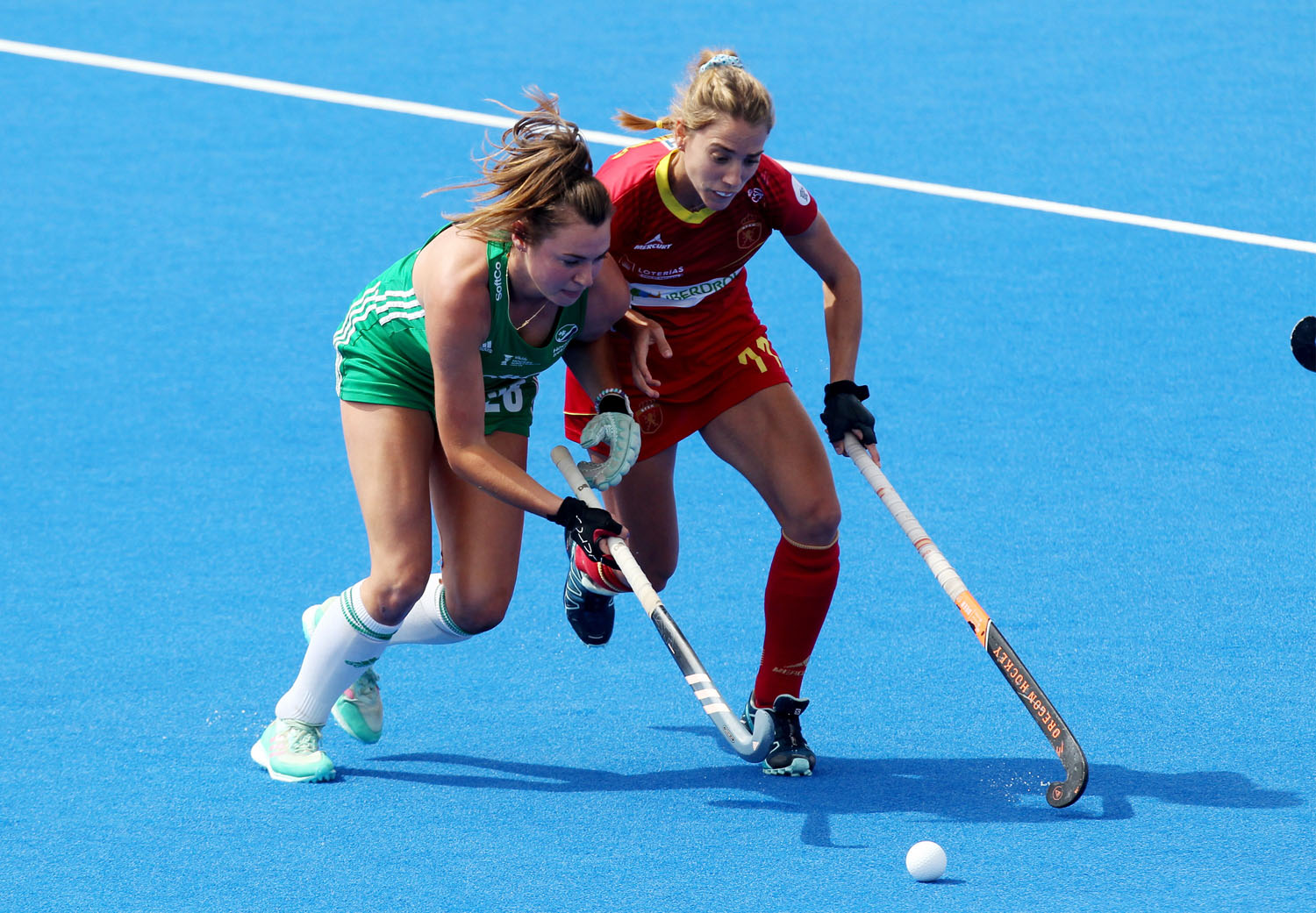 La muerte súbita deja a España sin final 1 Cristina Guinea disputa la pelota a la irlandesa Anna O’Flanagan.