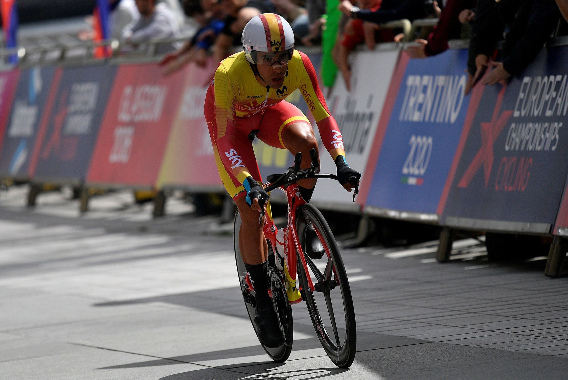 El ciclista español Jonathan Castroviejo avanza hacia la meta durante la prueba de la contrarreloj.