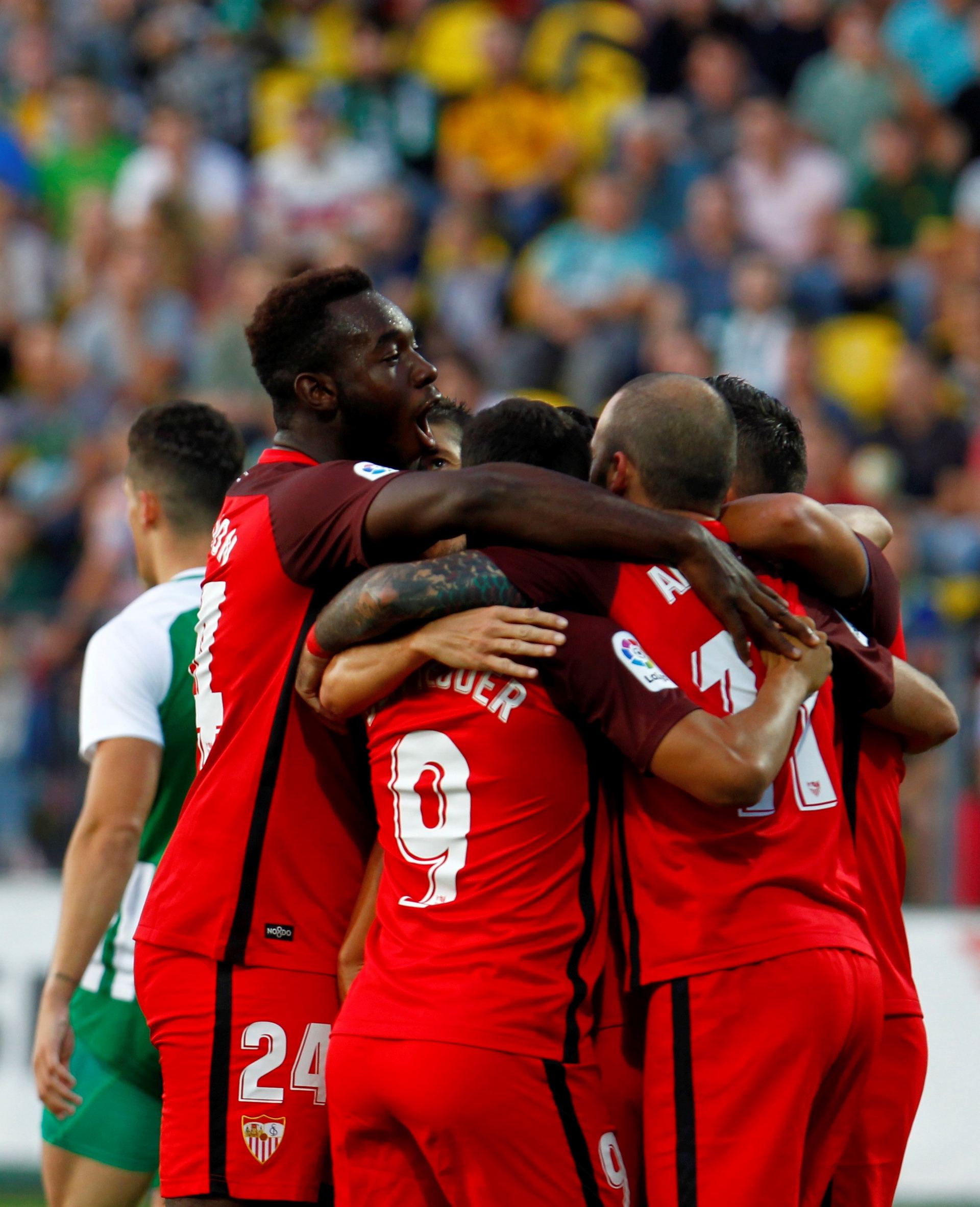 Los jugadores del Sevilla celebran uno de los goles anotados ante el Zalgiris. / EFE