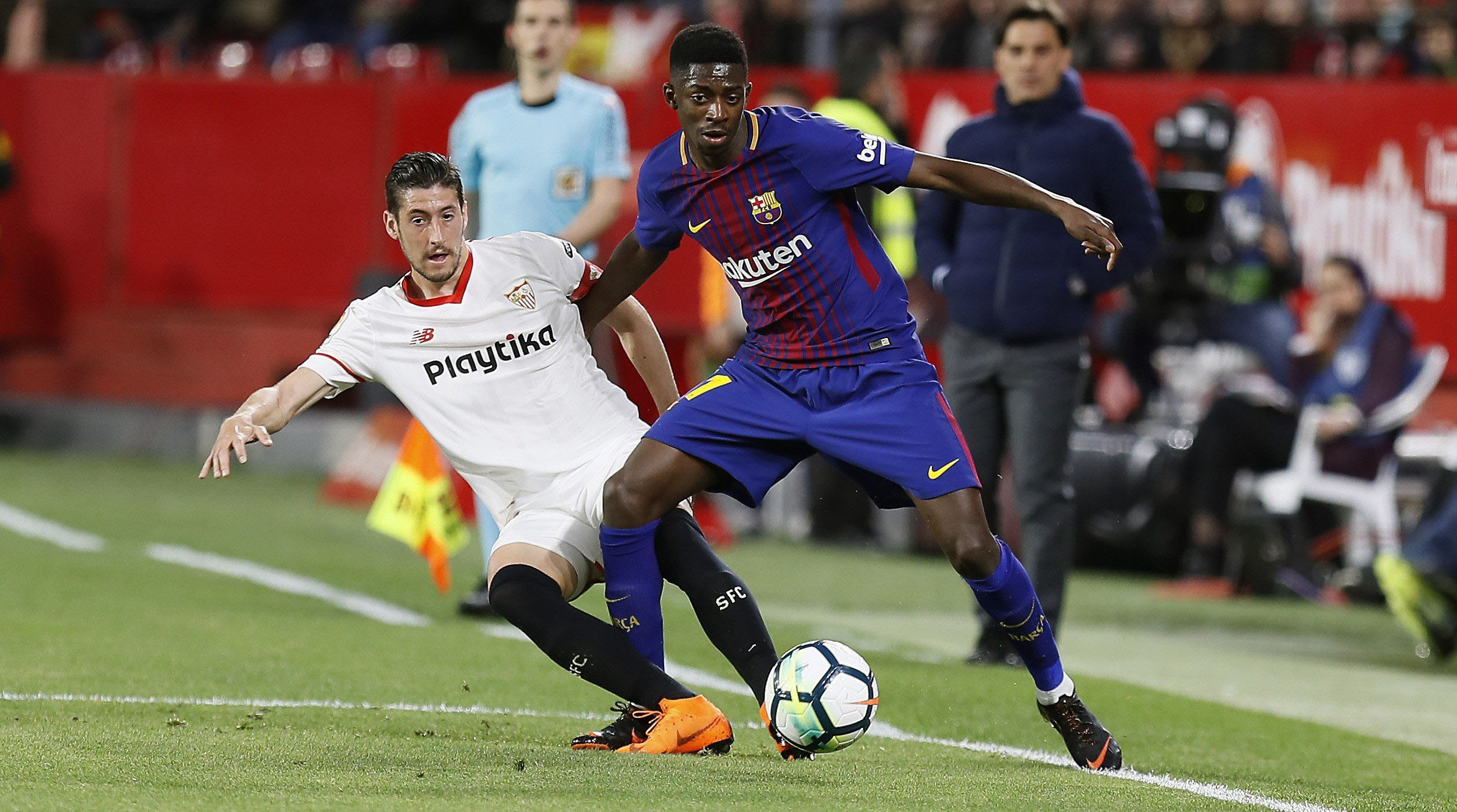 Ousmane Dembélé, que no tiene asegurada su continuidad en el Barça, protege el balón ante Sergio Escudero durante un partido de la pasada temporada entre los azulgranas y el Sevilla.