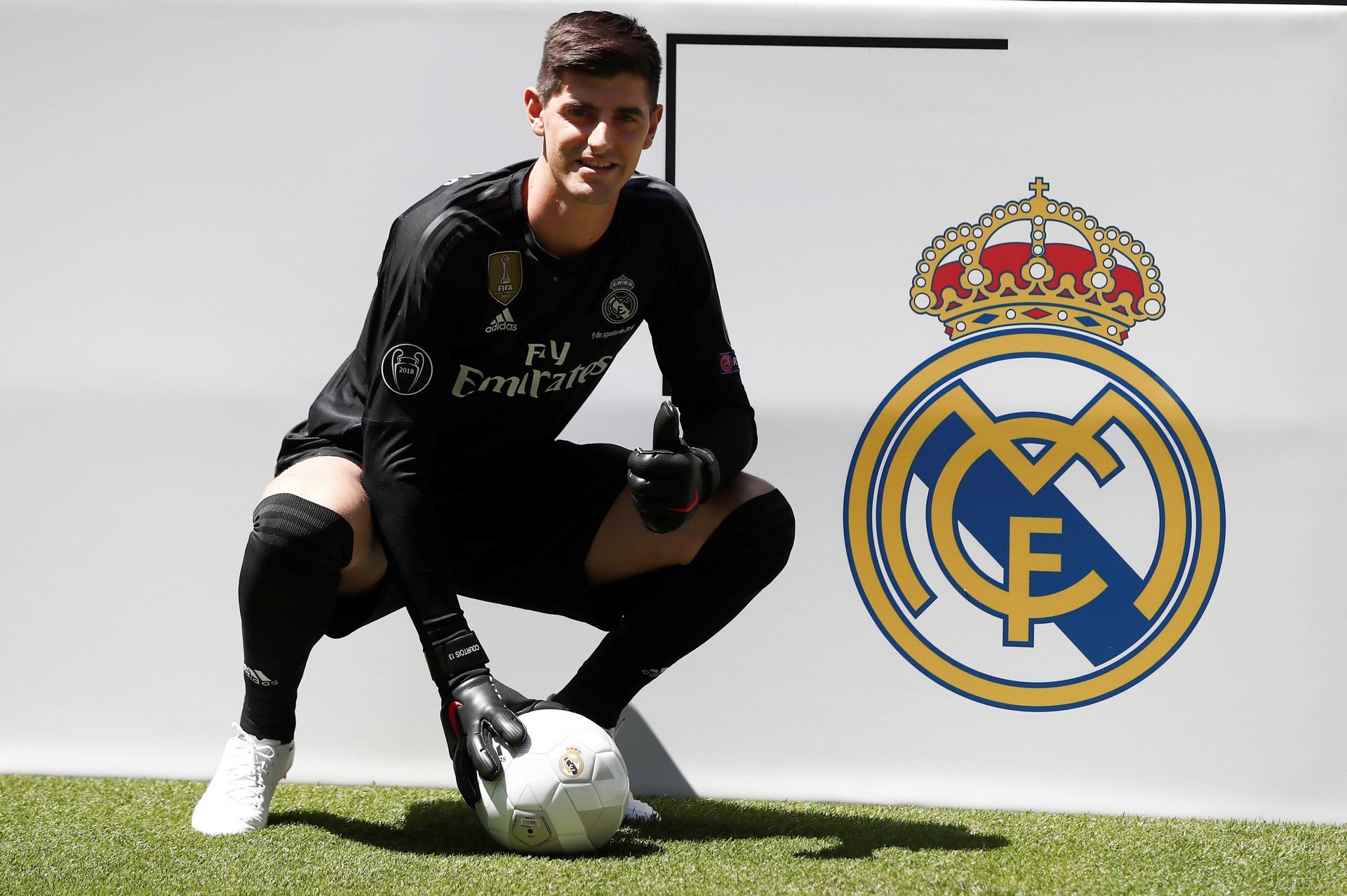 El nuevo guardameta del Real Madrid, el belga Thibaut Courtois, posa en el césped del Santiago Bernabéu.