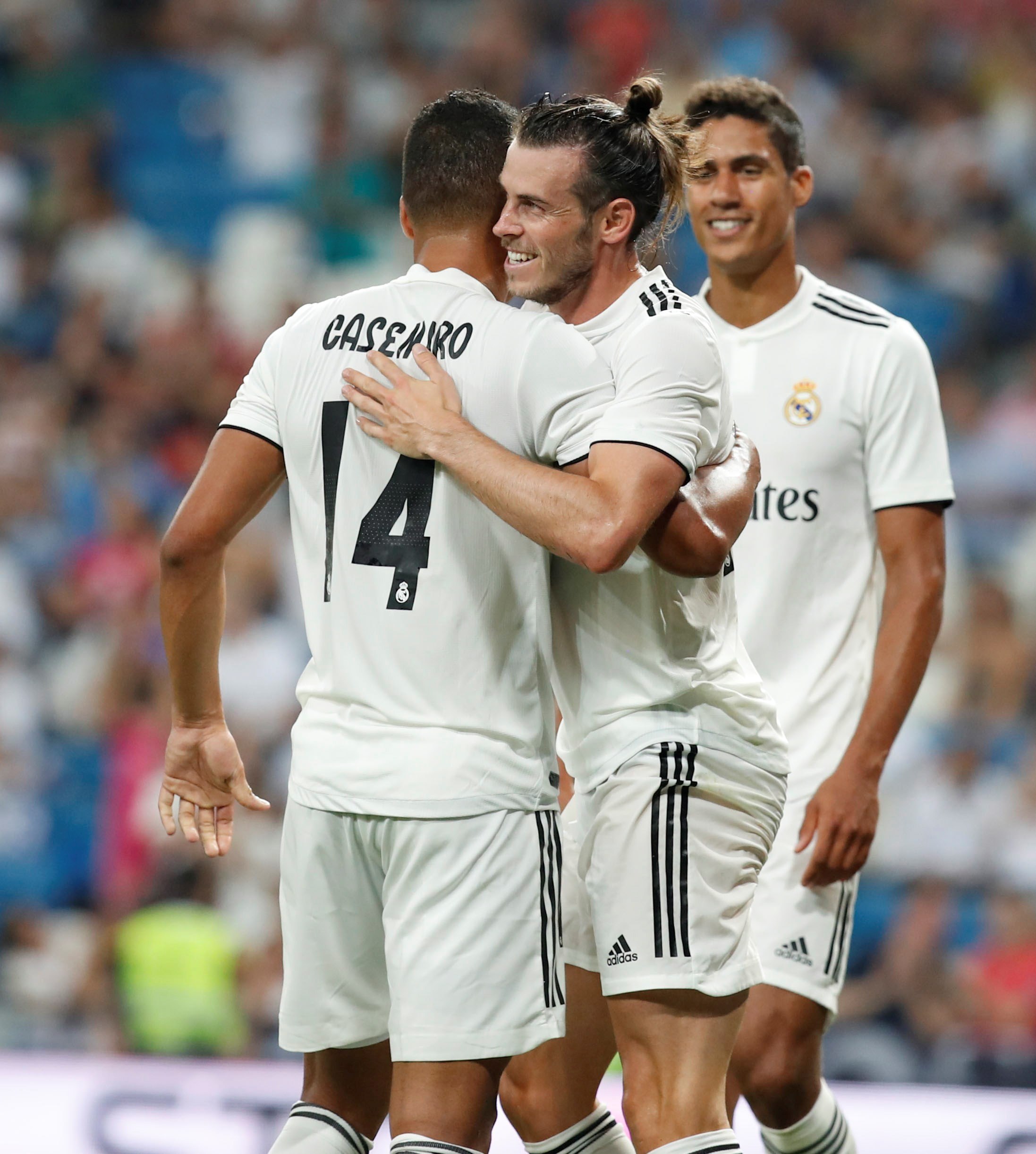 El Real Madrid no puede relajarse de nuevo ante el CSKA de Moscú 1 Casemiro felicita a Gareth Bale, autor del segundo gol del Real Madrid en la victoria ante el AC Milan.