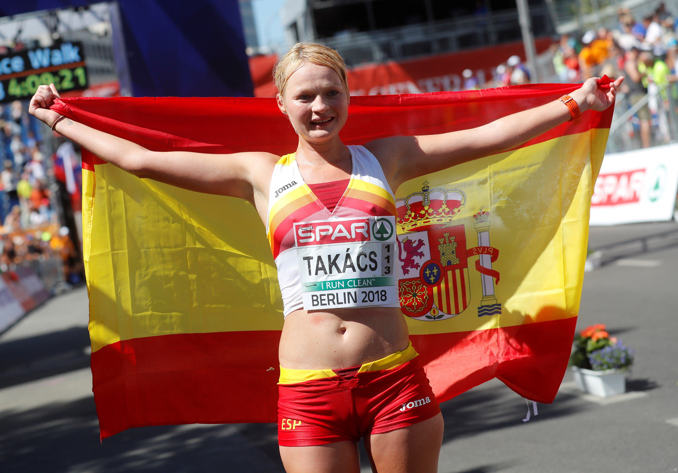 Julia Takacs celebra su tercera posición en los 50 kilómetros marcha.