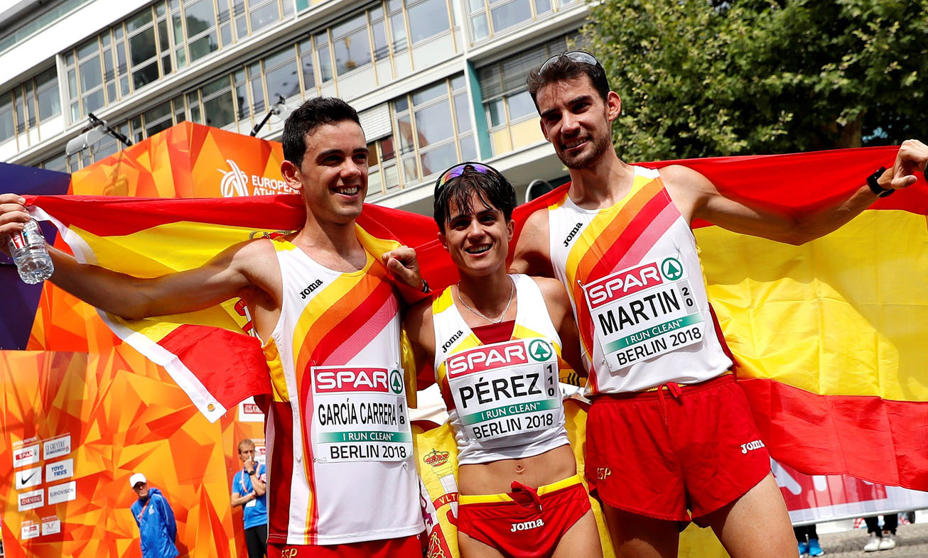 Álvaro Martín (dcha) y María Pérez (centro), nuevos campeones de Europa de 20 kilómetros marcha, junto a Diego García (izq), subcampeón.