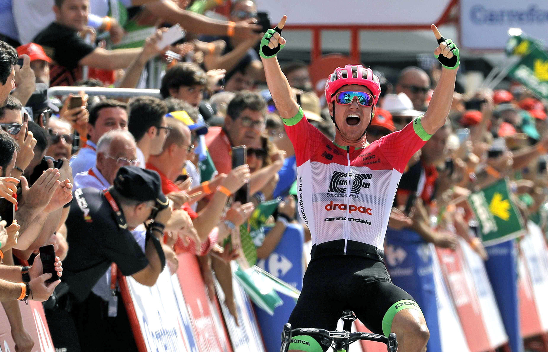Simon Clark celebra su victoria en la meta de Roquetas de Mar tras una larga fuga.