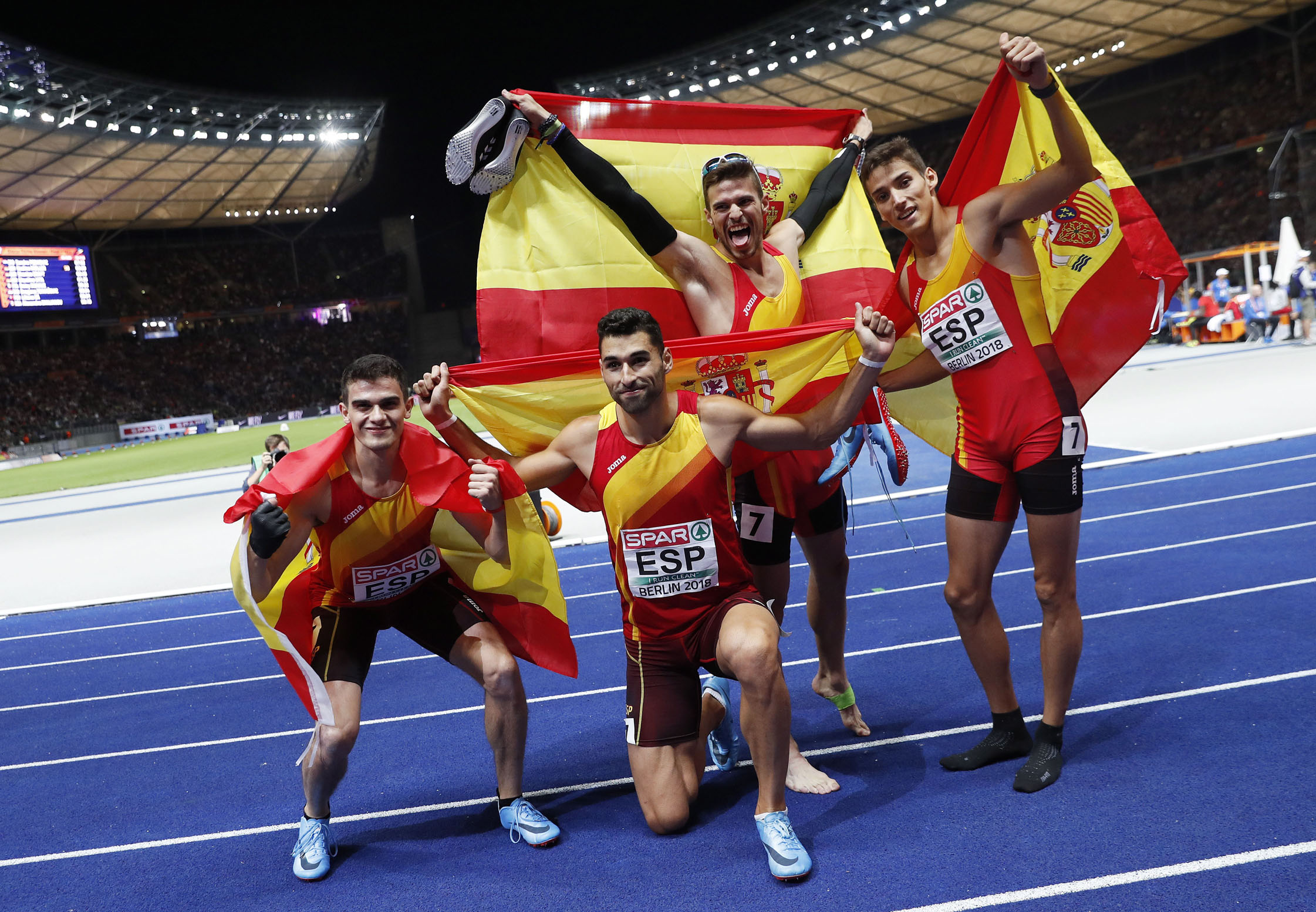 Los relevistas españoles del 4x400 celebran la medalla de bronce tras haber liderado gran parte de la carrera.