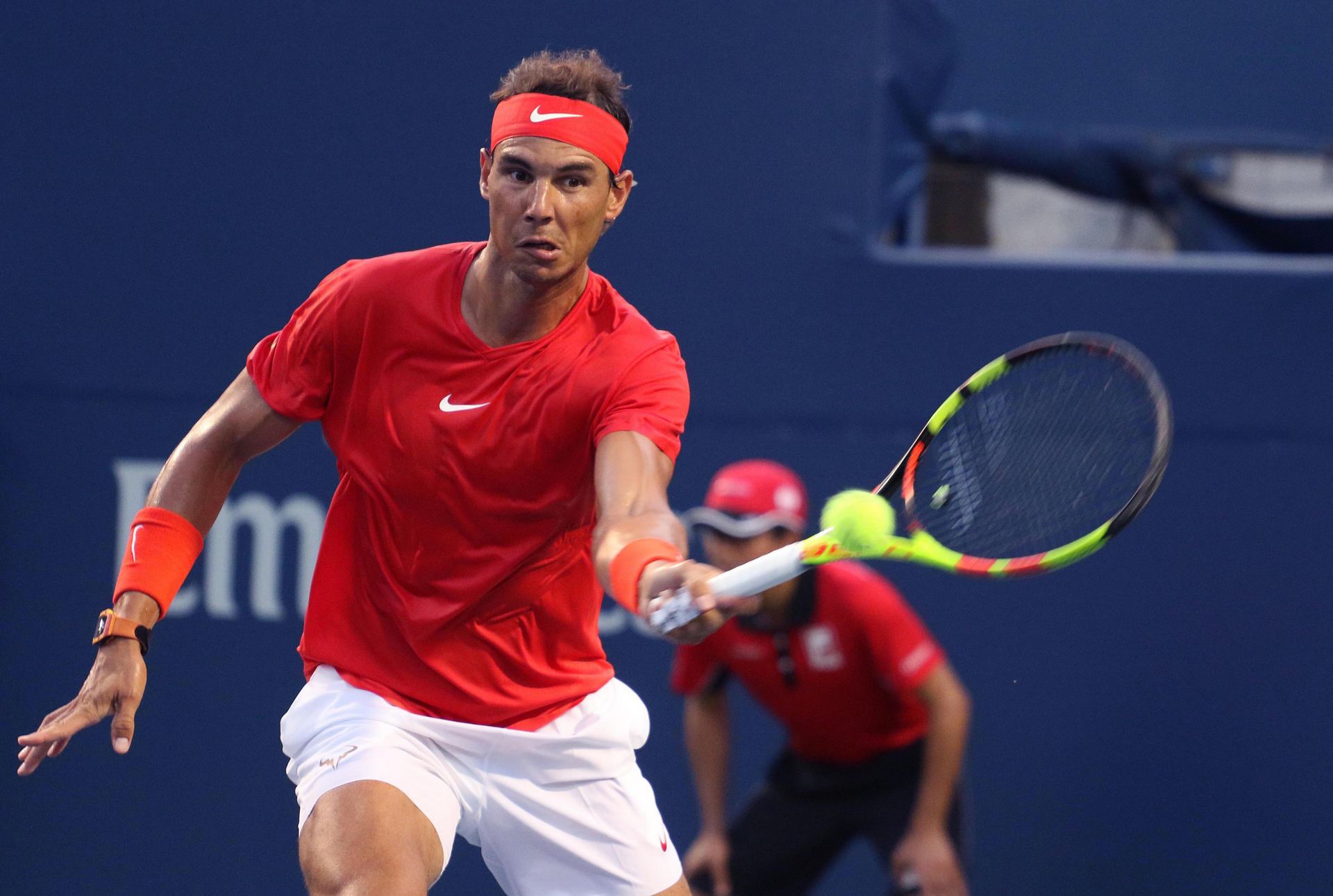 El tenista español Rafael Nadal repele una de las bolas durante el partido ante el francés Benoit Paire.