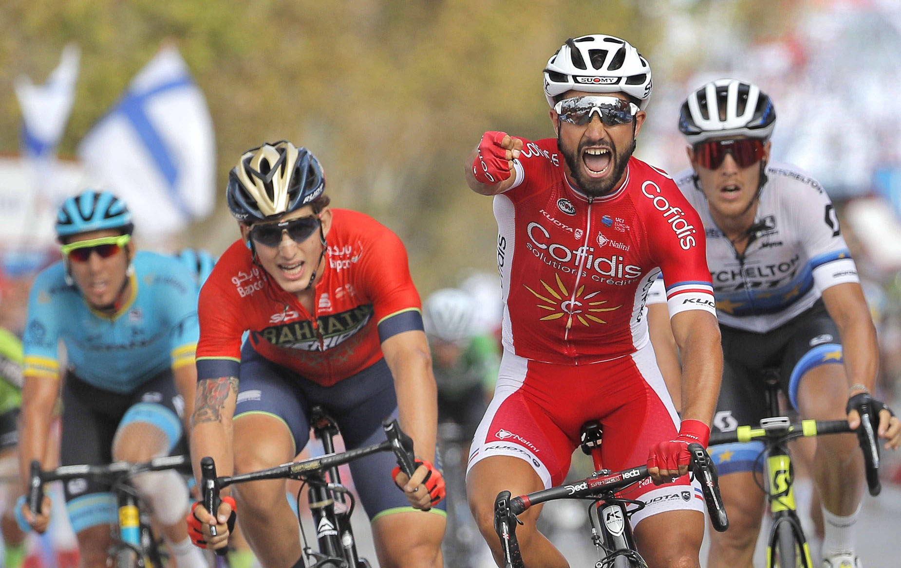 El ciclista francés del Cofidis Nacer Bouhanni celebra su victoria al esprint en la meta de San Javier.