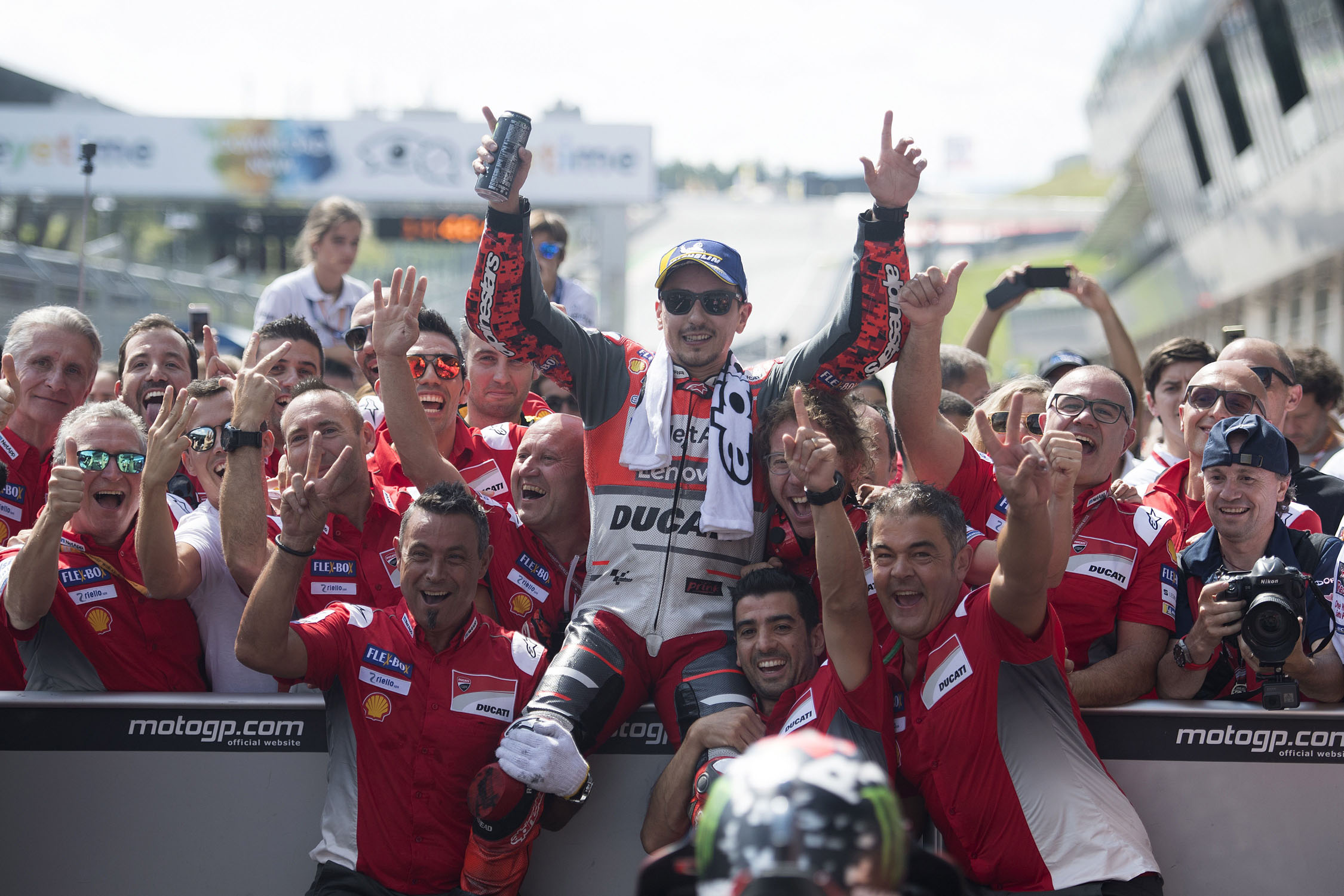 Jorge Lorenzo celebra con los miembros del equipo Ducati su victoria en el Red Bull Ring de Austria.