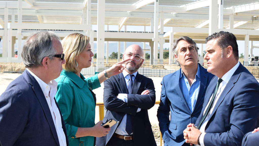 Del Olmo y el delegado territorial, con responsables de Lonypack Global. / R.P.