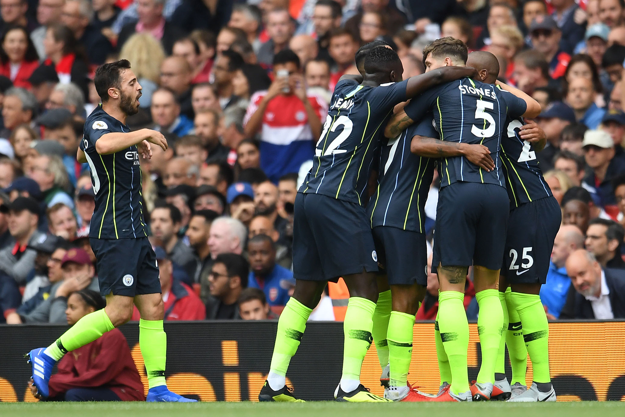 Los jugadores del Manchester City celebran el gol de Sterling que adelantaba a los de Guardiola ante el Arsenal, en el primer gran partido de esta Premier.