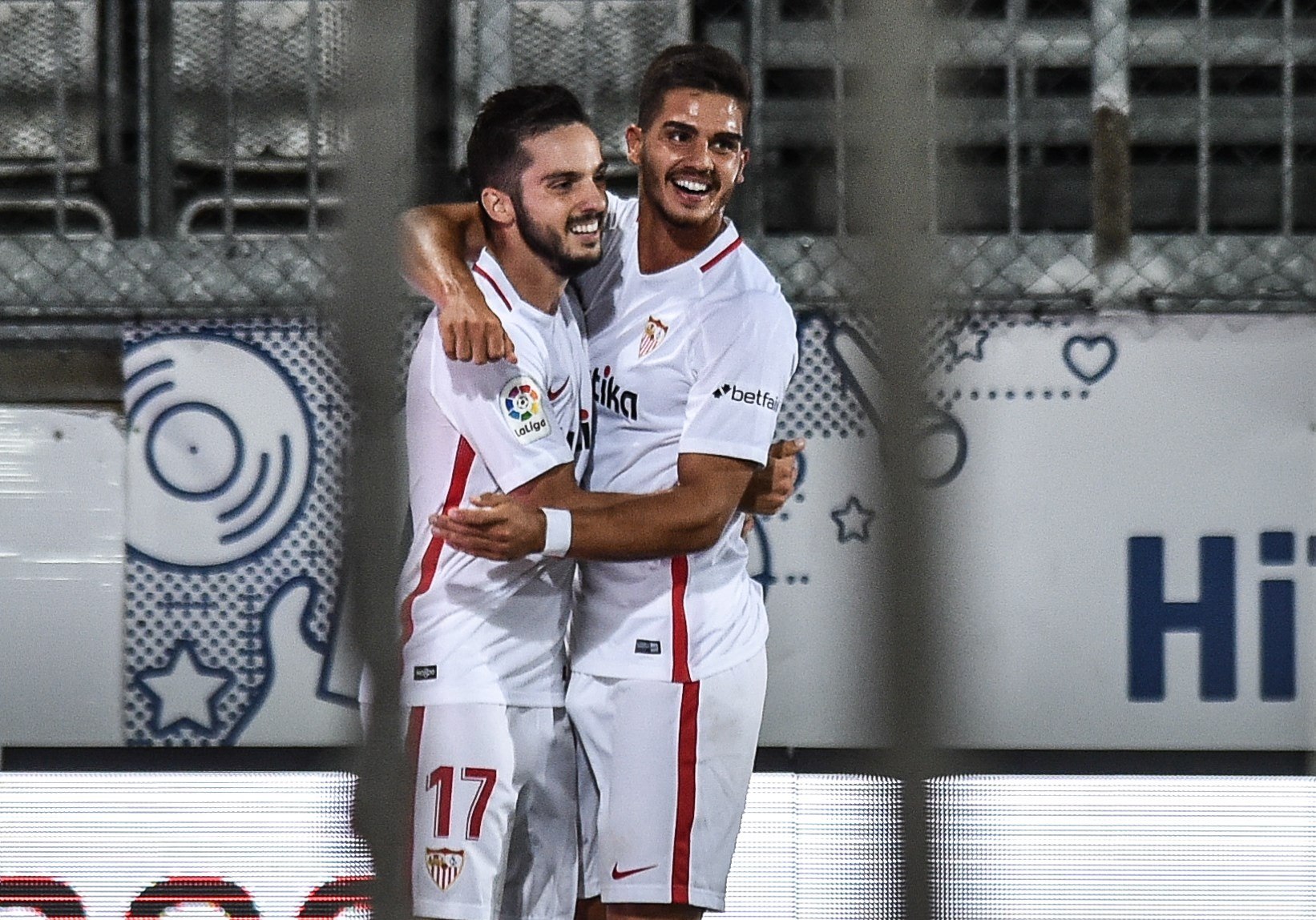 André Silva (dcha) abraza a Pablo Sarabia tras marcar el único gol del partido de ida ante el Sigma Olomouc.