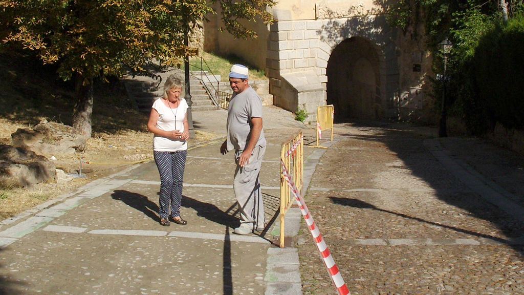 Obras arregla los baches del emborrillado de la calle Puerta de Santiago 1 9_2-obras
