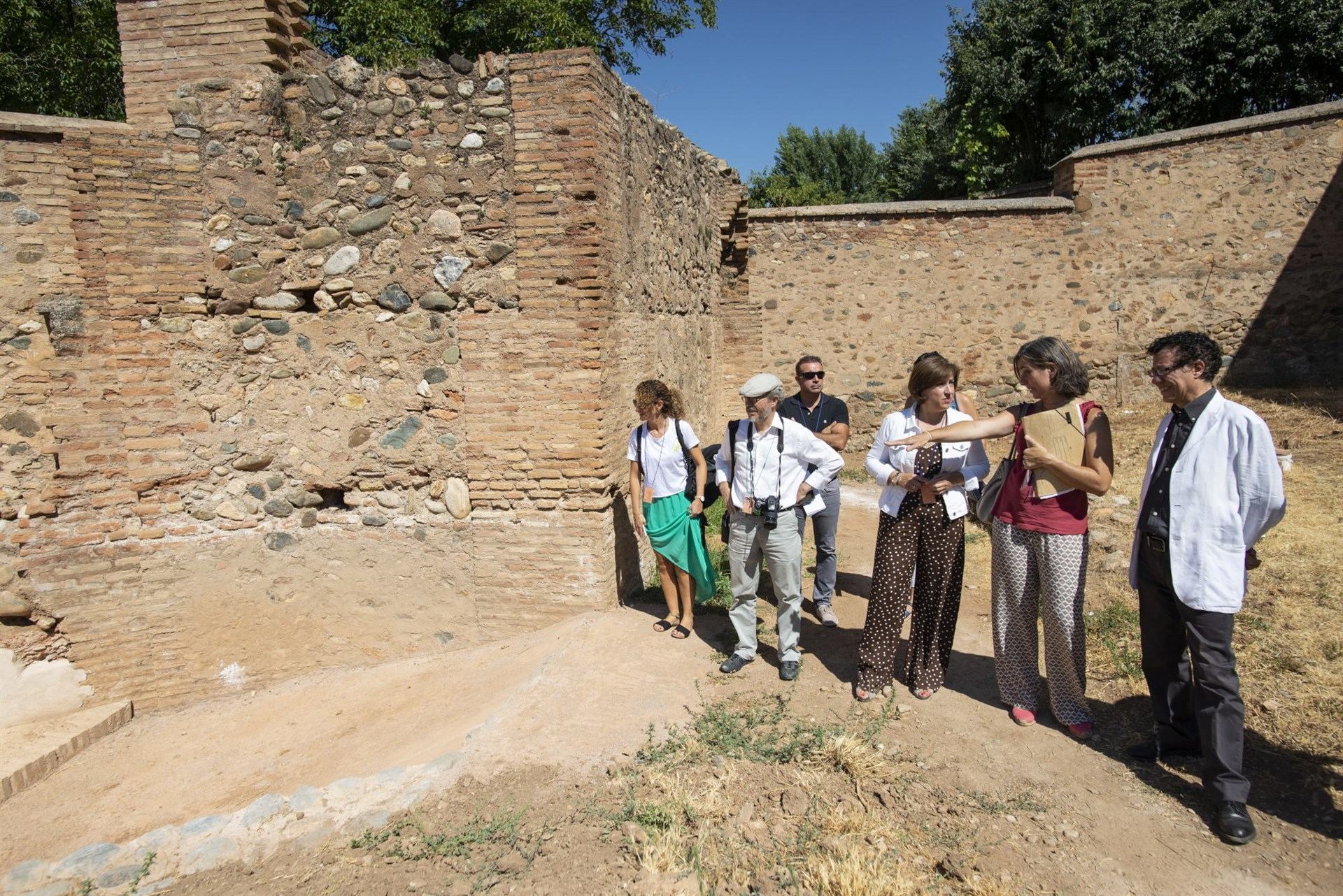 Instantánea de la restauración del muro de la Huerta Grande del Generalife (Granada).