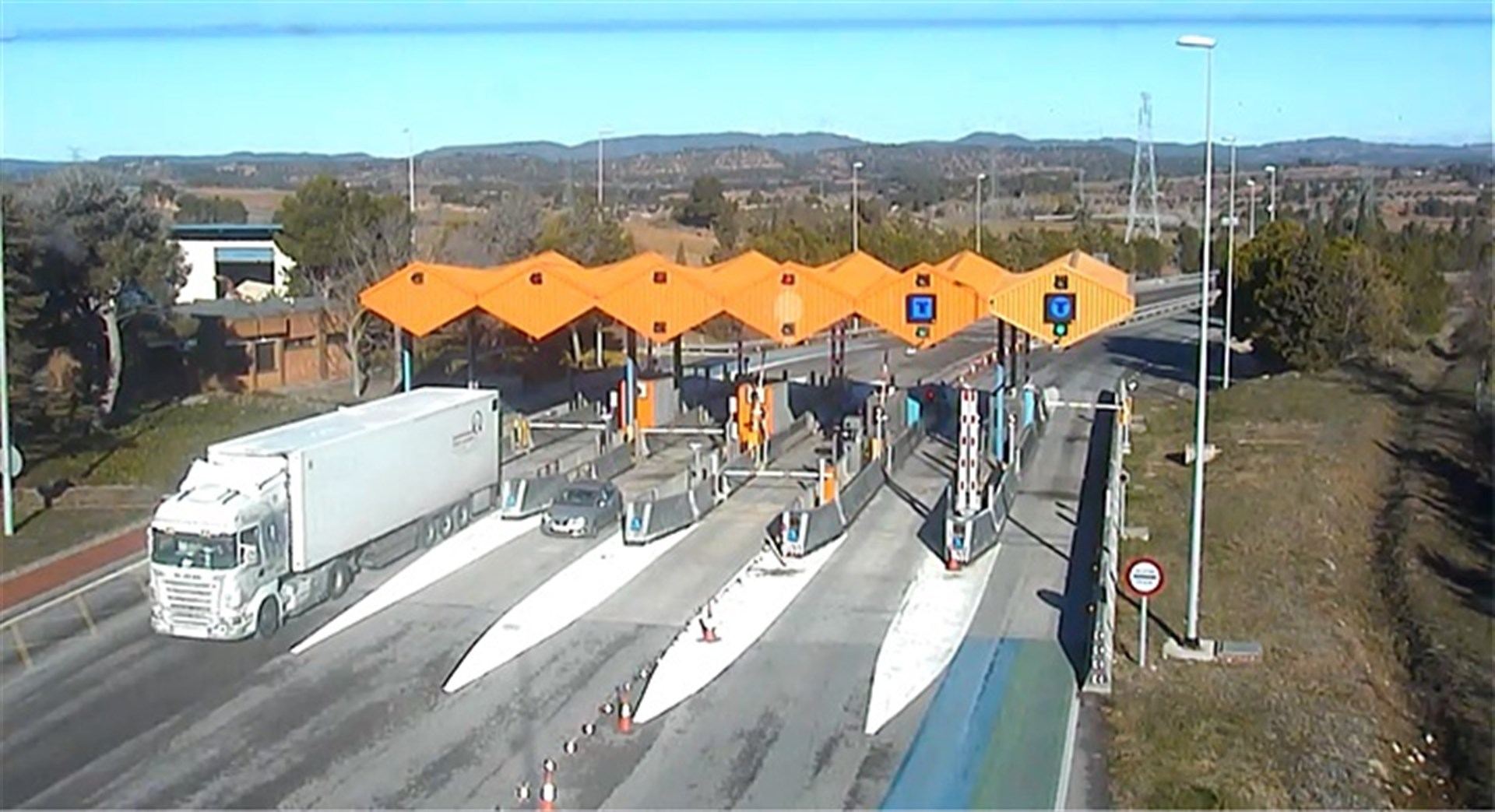 Imagen del camión que fue asaltado por los delincuentes a punta de pistola en Navarra.