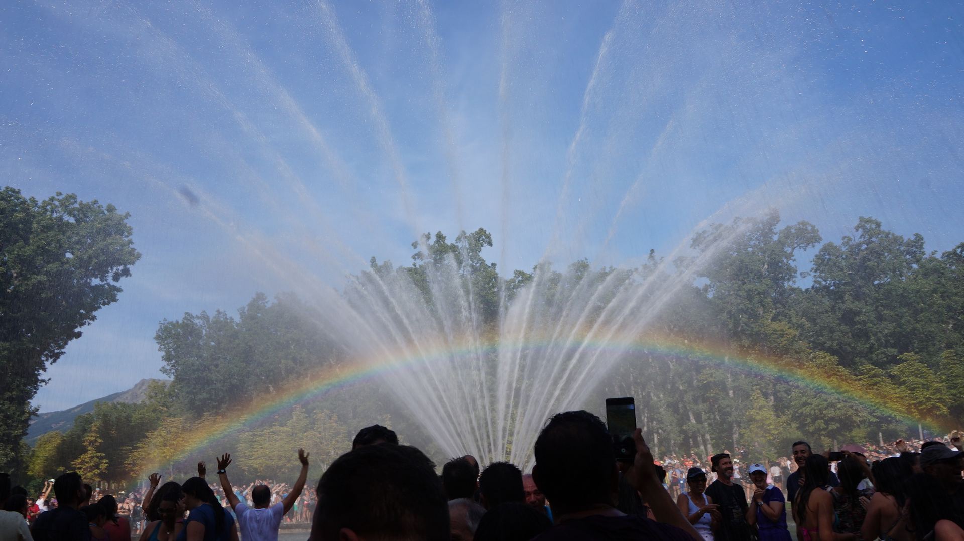 Más de 15.000 personas acudieron a los Jardines del Palacio Real para jugar con el agua que brotaba de los Monumentos.