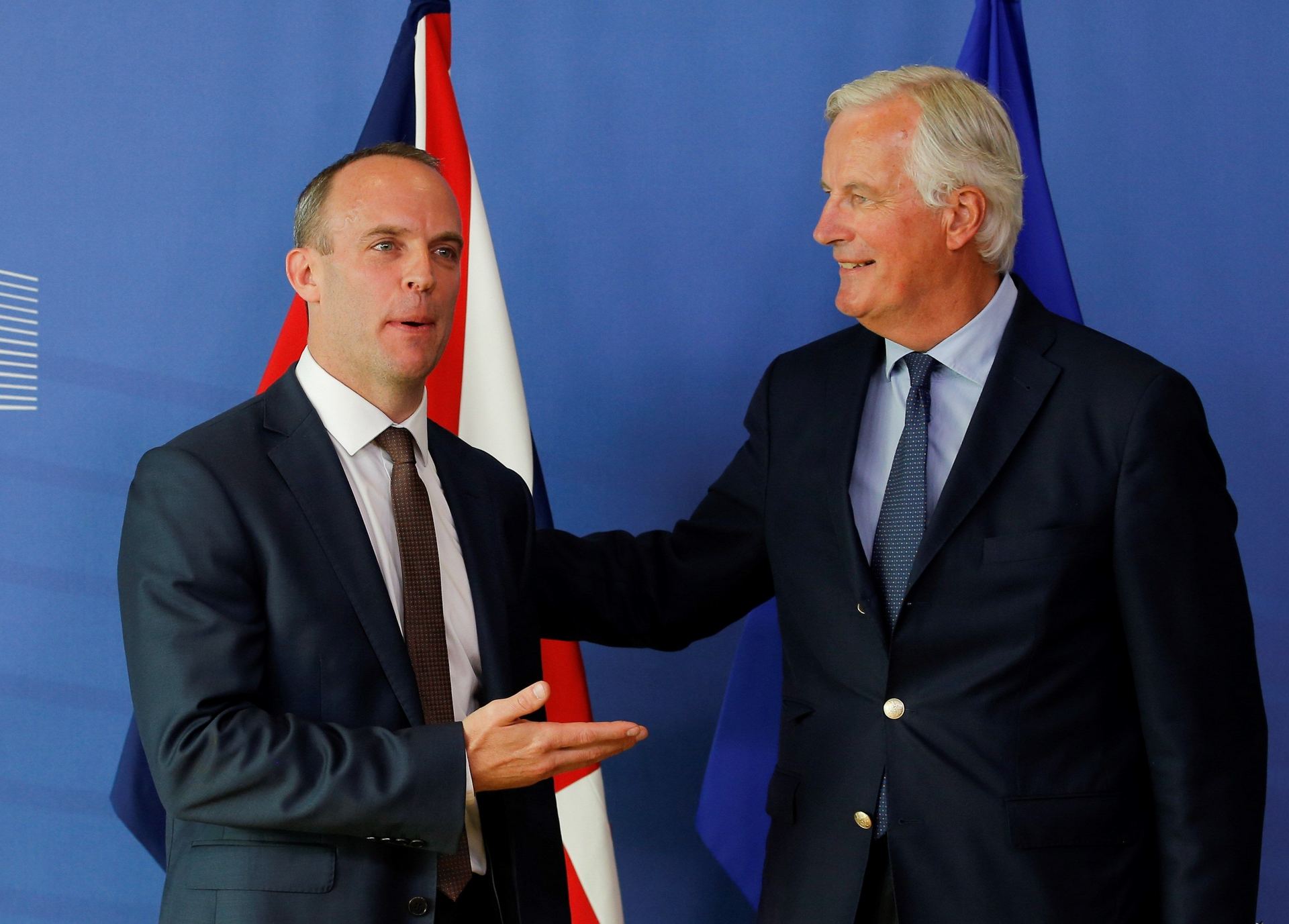 El ministro británico para el "brexit", Dominic Raab (i), y el negociador jefe de la Unión Europea, Michel Barnier (d).