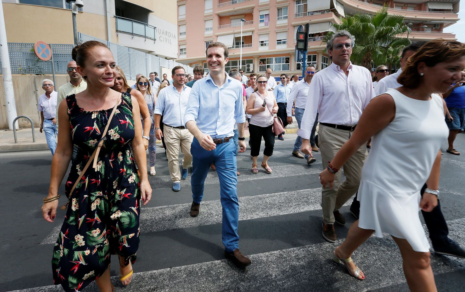 El presidente del PP, Pablo Casado (c), durante su visita a Santa Pola para homenajear a las víctimas de ETA.