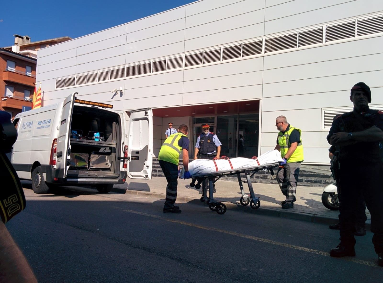Instantánea de la retirada del cadáver del hombre que atacó la comisaría de Cornellá de Llobregat.