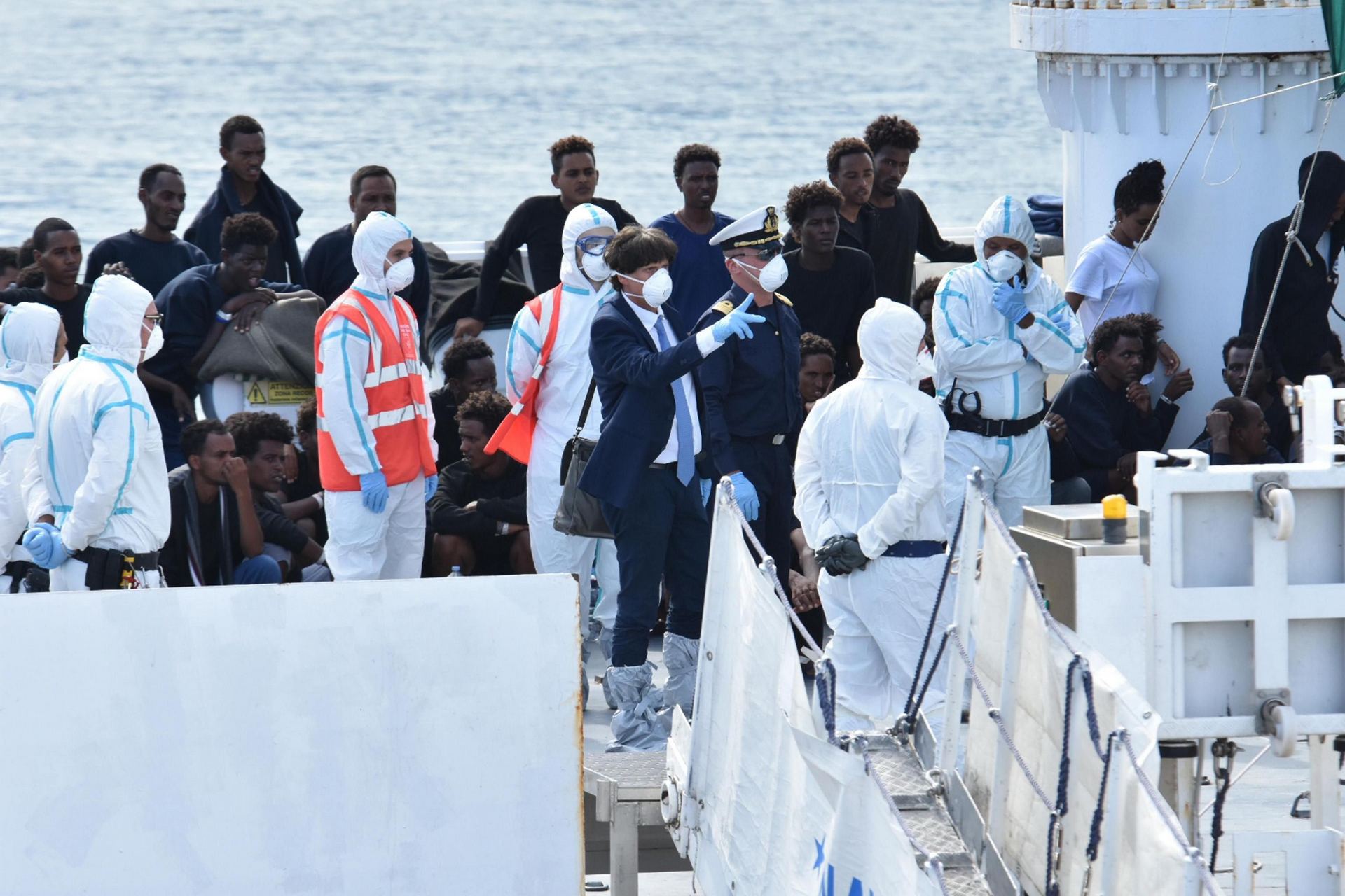 El fiscal de Agrigento, Luigi Patronaggio espera a embarcar junto a varios inmigrantes abordo del barco ‘Diciotti’.