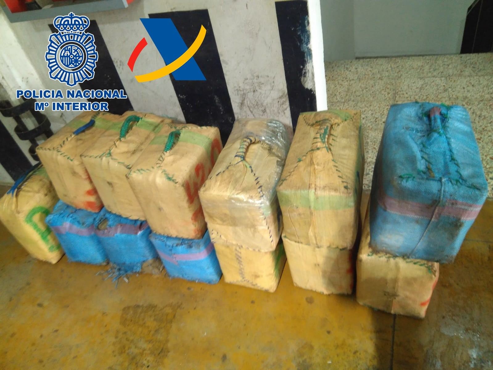 Los agentes intervinieron los 1.500 kilos de droga que transportaban y detuvieron a 17 personas.