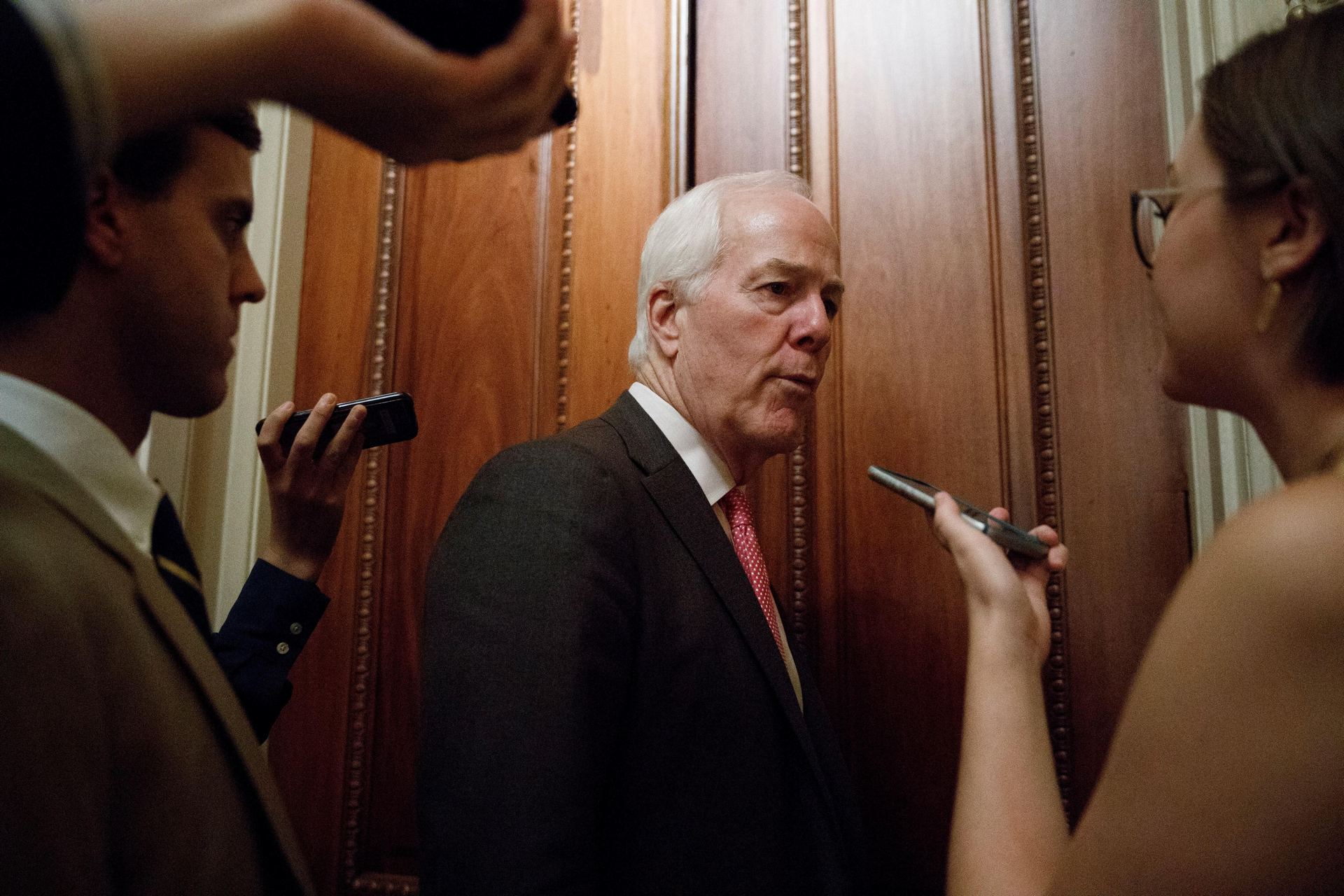 El senador republicanO John Cornyn responde a las preguntas de varios reporteros en el Senado, Washington D.C.