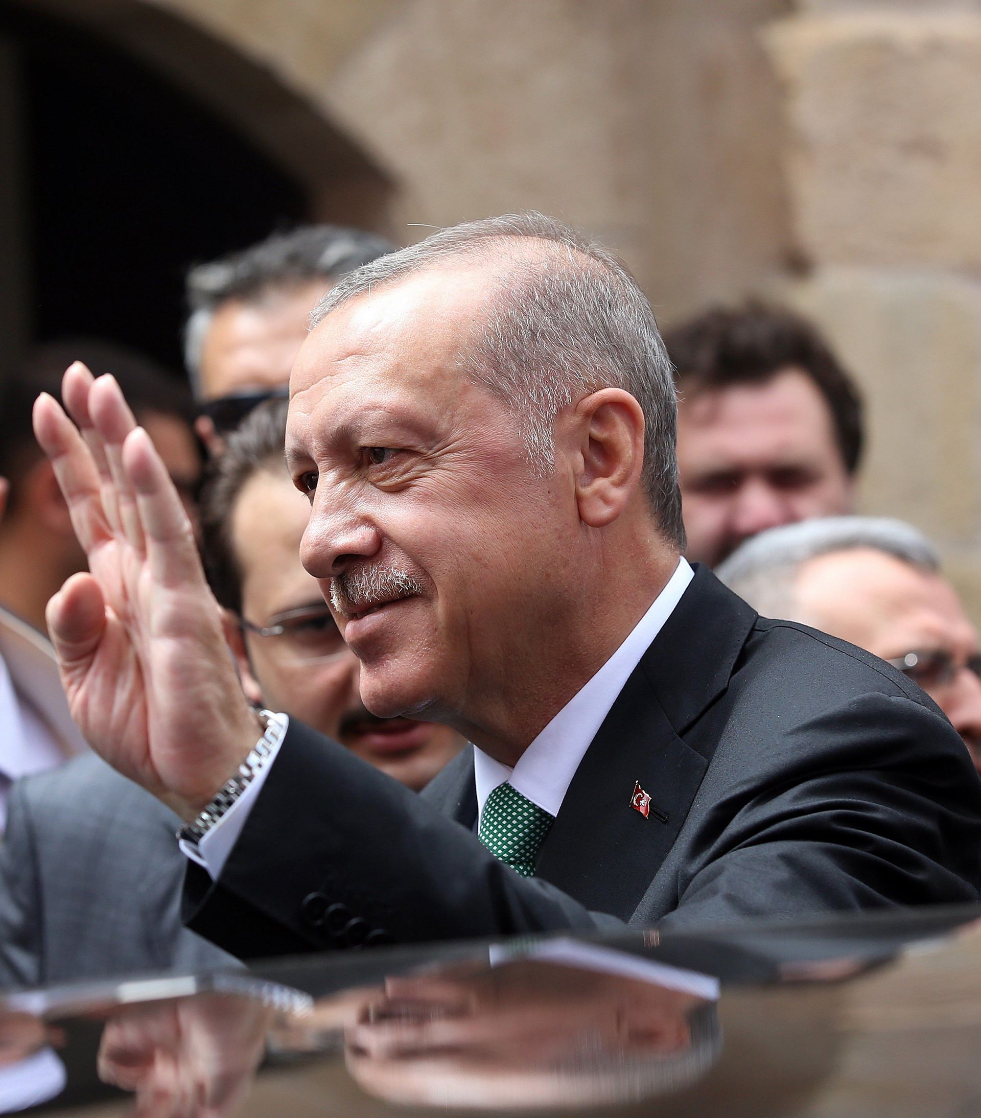 Erdogan saluda a sus seguidores a su llegada a los rezos del viernes en la ciudad de Bayburt