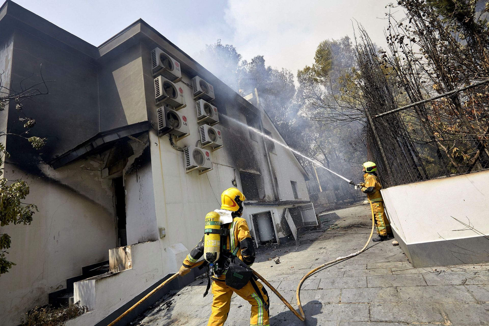 Más de 700 efectivos terrestres y 27 áreos luchan contra el fuego en la zona afectada para perimetrar el incendio y evitar que afecte a más vecinos.