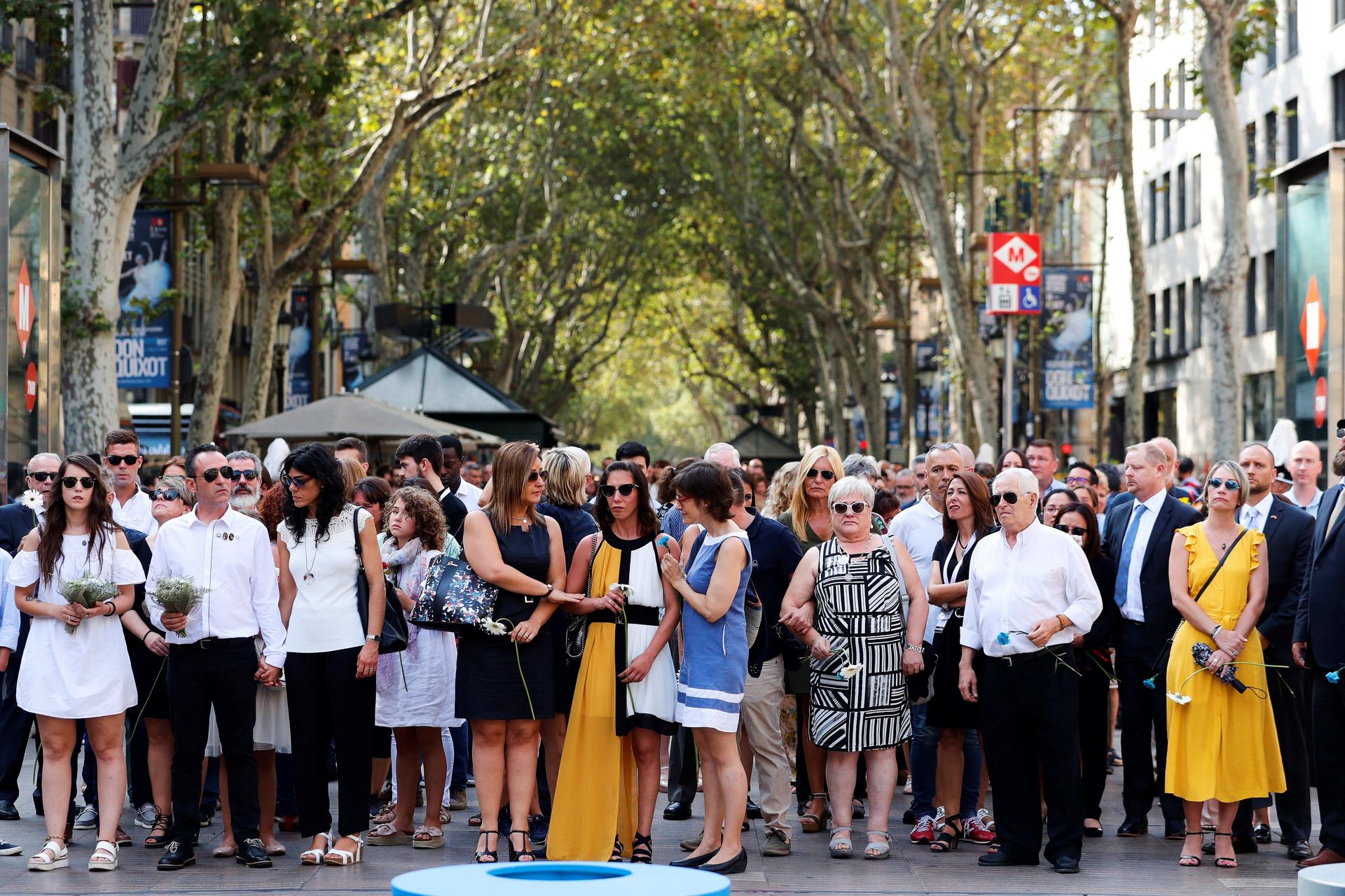 Los familiares de las víctimas de los atentados de Barcelona y Cambrils protagonizan una sobria y emocionada ofrenda floral ante el mosaico de Joan Miró en La Rambla.