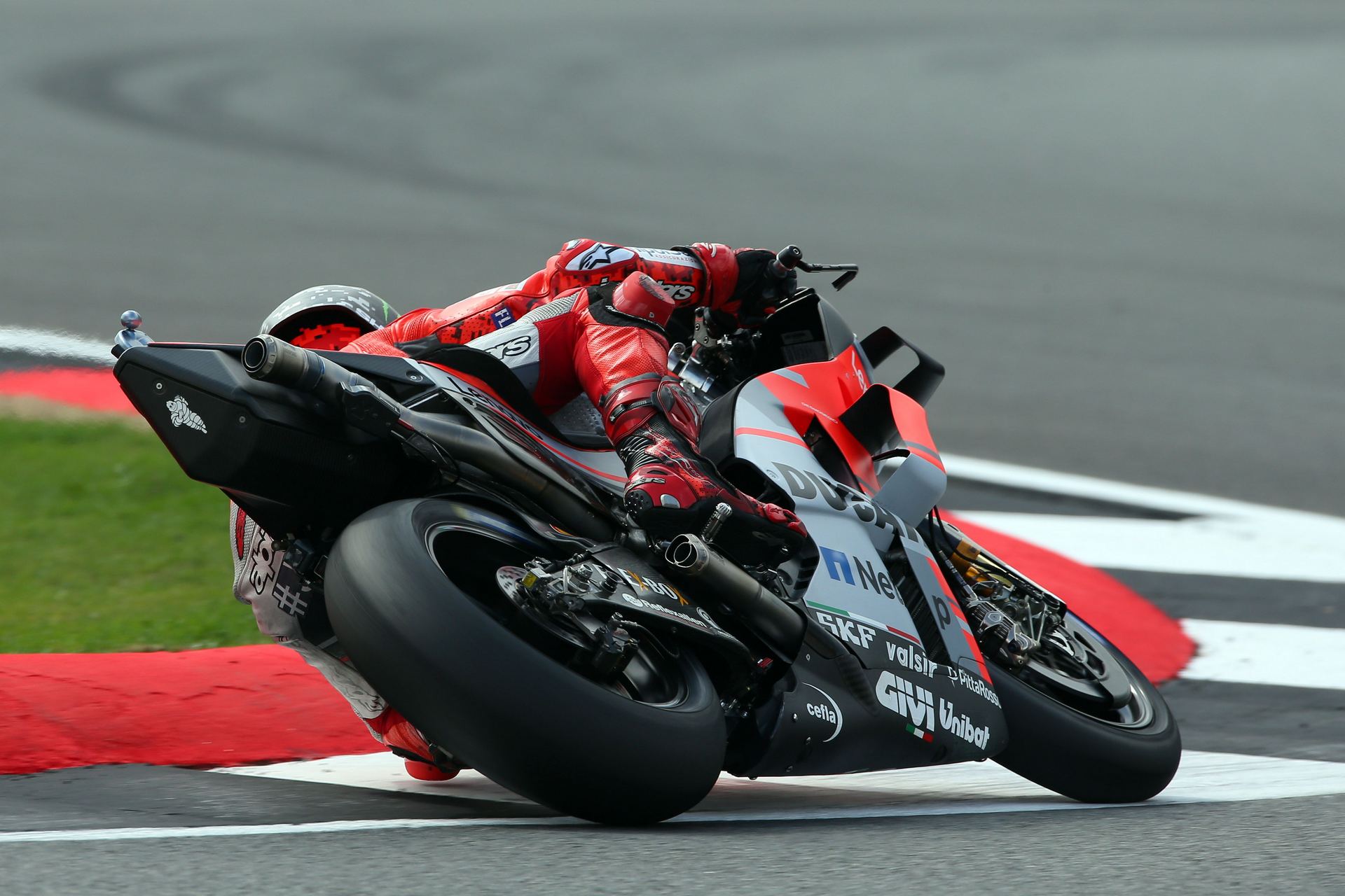 El piloto de Ducati Jorge Lorenzo durante la sesión de clasificación en Silverstone en la que logró colocarse en la primera plaza.