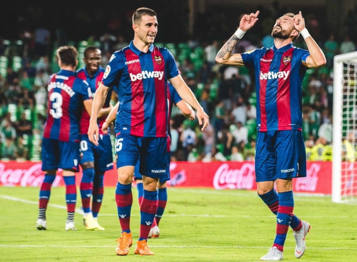 José Luis celebra un gol en el estado Benito Villamarín.