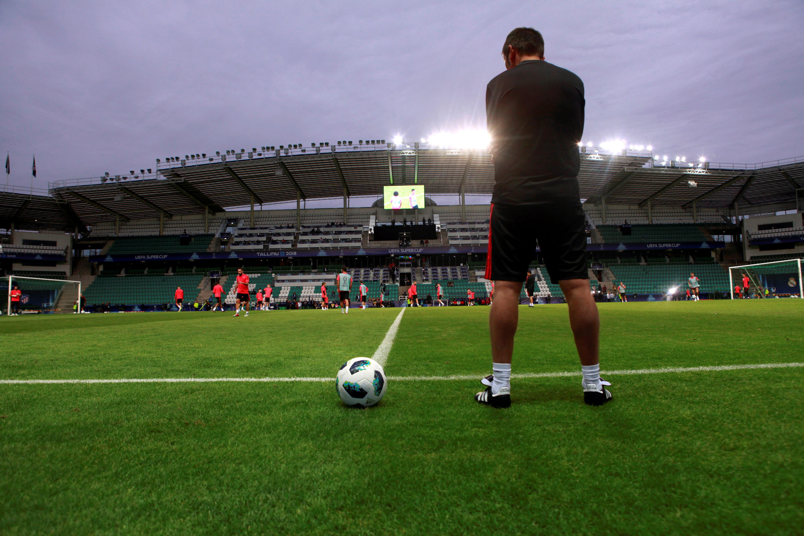 Lopetegui observa el estadio Lilleküla de Tallin, sede de la Supercopa de Europa.