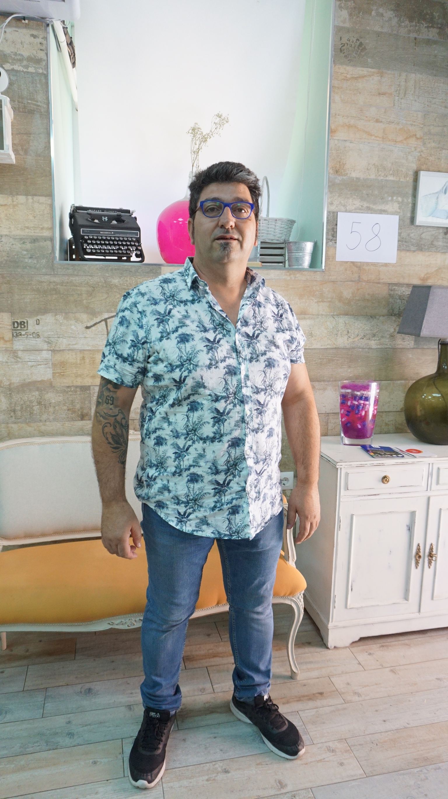 Luis Domingo Lozano en su peluquería ‘Luisdo’ de La Granja.