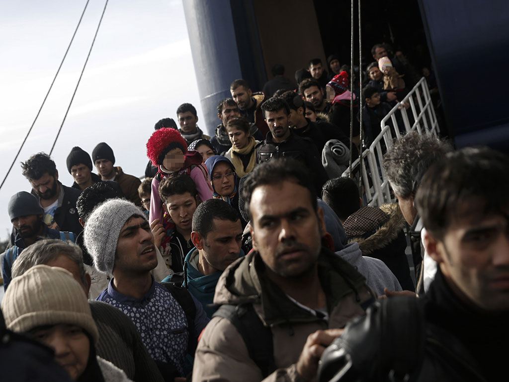Imagen de archivo de migrantes llegados en un buque al puerto de el Pireo, en Grecia.