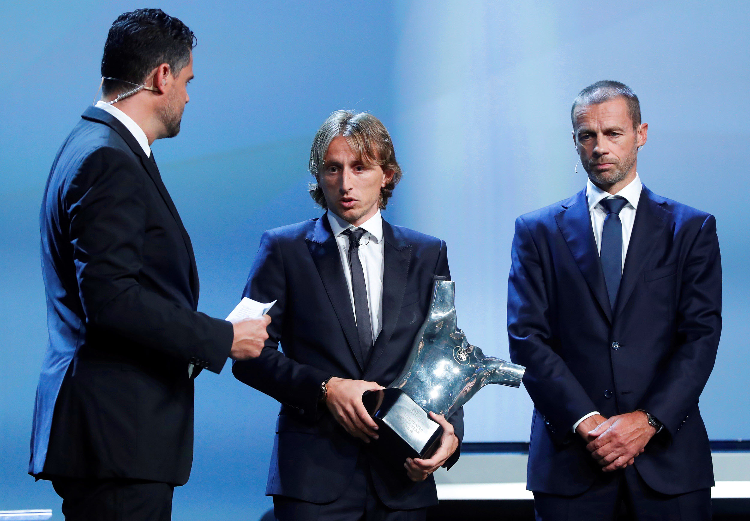 Luka Modric recoge el premio de mejor jugador del año para la UEFA.