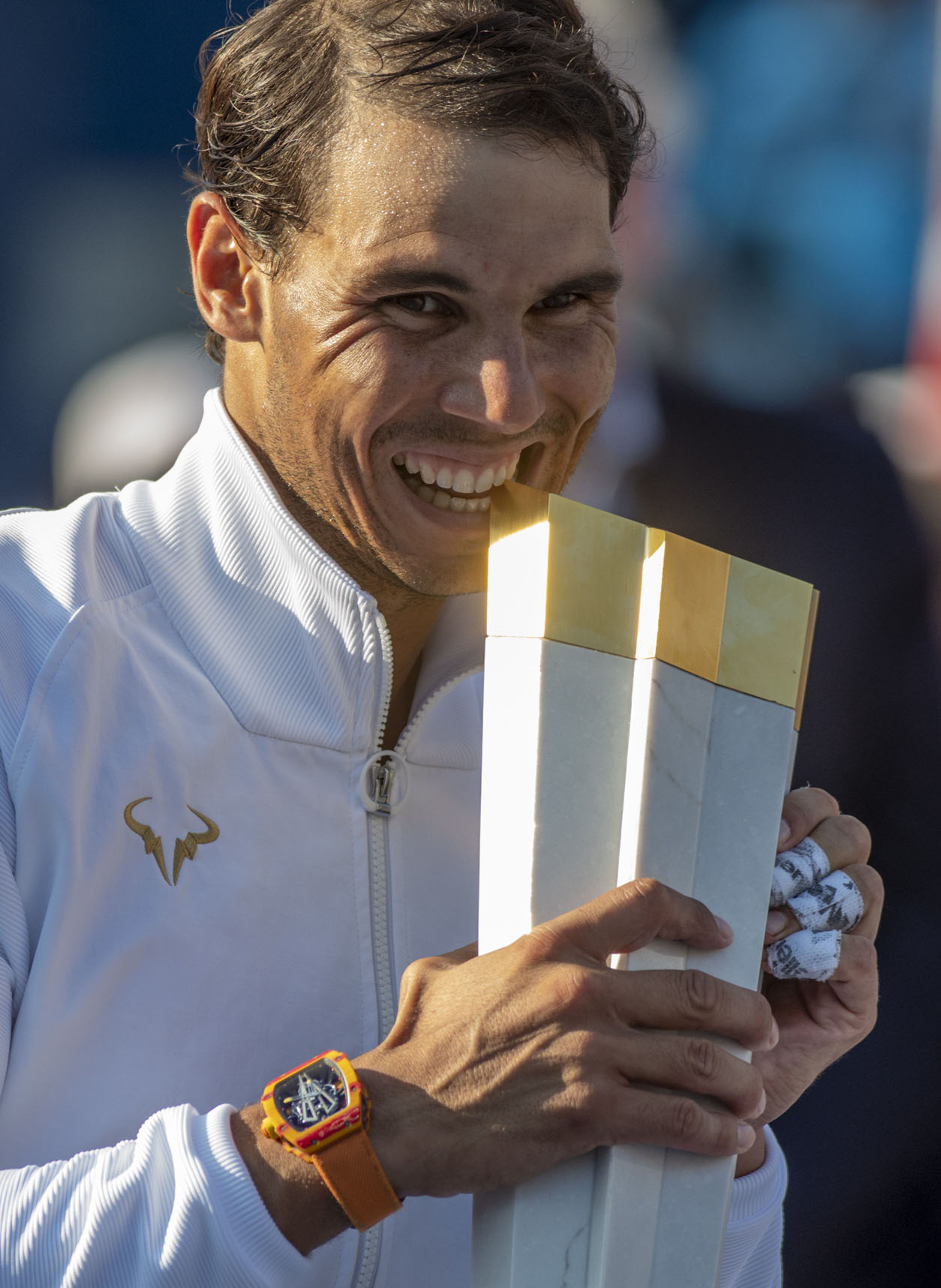 Nadal muerde el trofeo de ganador del Masters de Canadá.