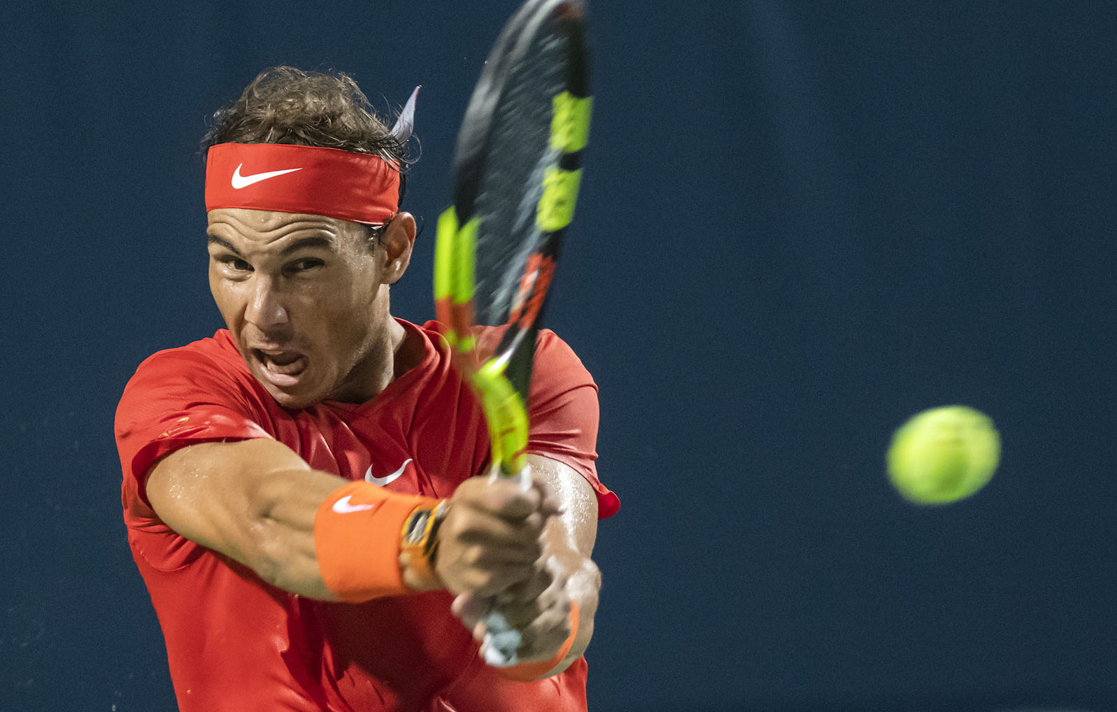 Nadal devuelve una bola a Wawrinka.