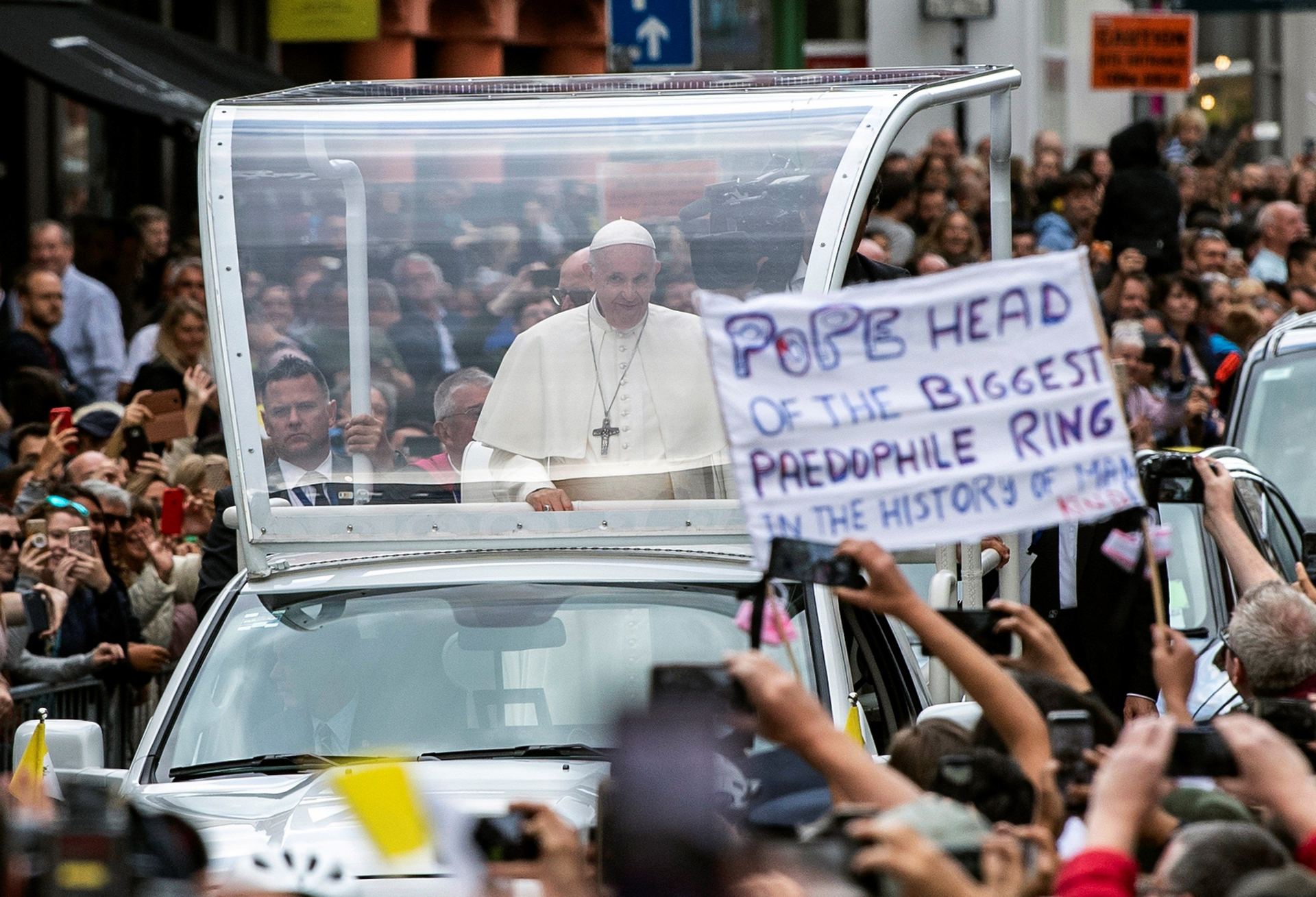 El Papa se disculpa por los abusos cometidos por la Iglesia en Irlanda 1 El Papa Francisco durante uno de sus traslados en su visita a Irlanda por el Encuentro Mundial de las Familias.